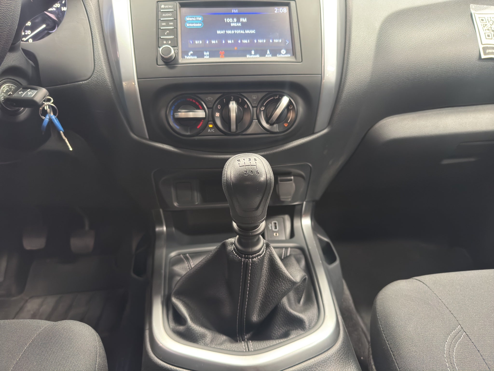 2025 Nissan Comerciales Frontier y NP 300 Frontier Pick-Up 4 pts. Frontier LE, Doble Cab., L4, 2.5l, TM6, a/ac., VE, estribos, RA-17