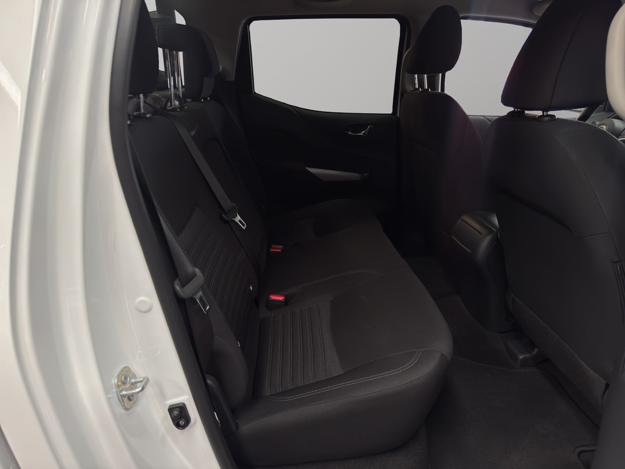 2025 Nissan Comerciales Frontier y NP 300 Frontier Pick-Up 4 pts. Frontier LE, Doble Cab., L4, 2.5l, TM6, a/ac., VE, estribos, RA-17