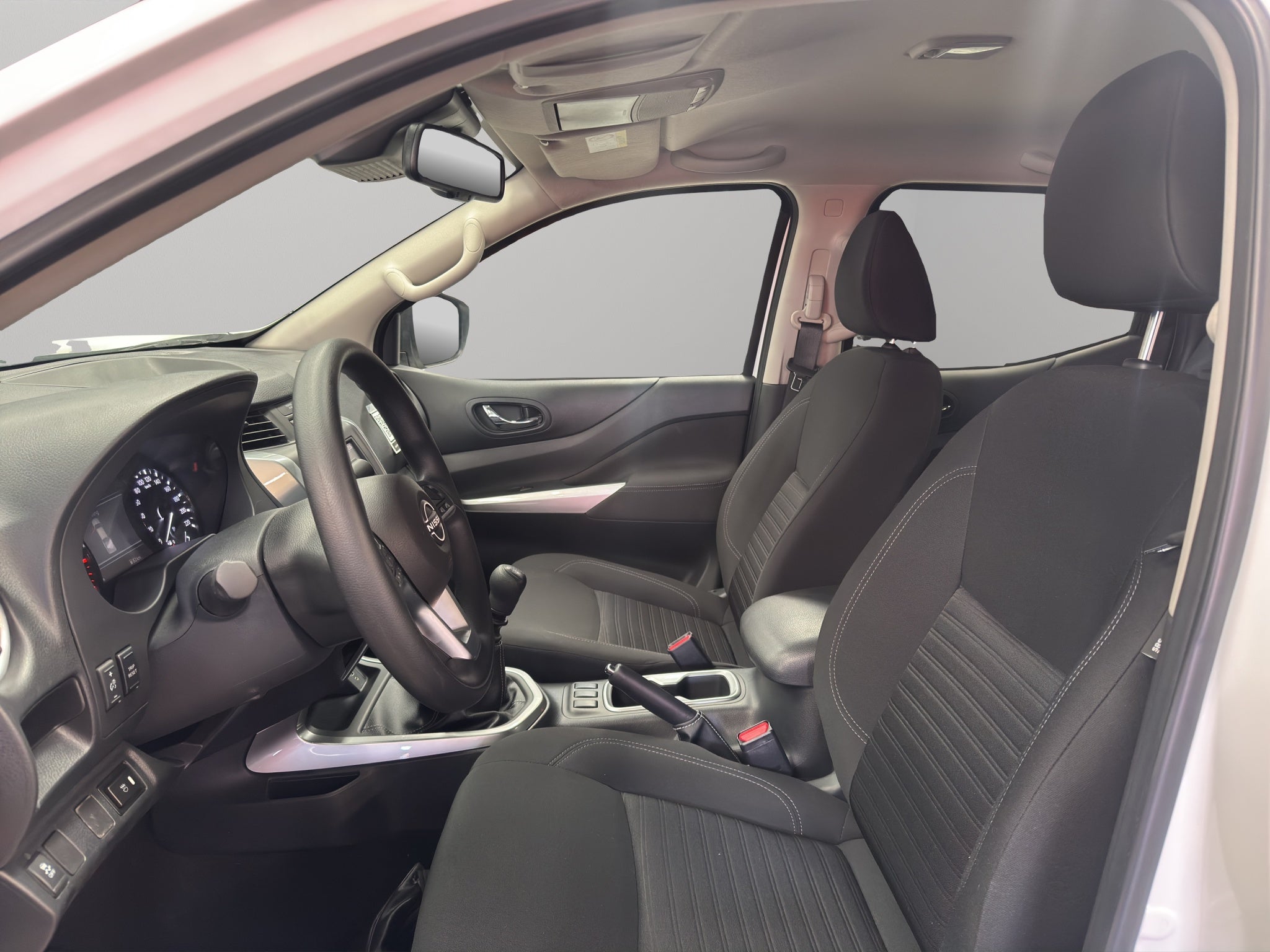 2025 Nissan Comerciales Frontier y NP 300 Frontier Pick-Up 4 pts. Frontier LE, Doble Cab., L4, 2.5l, TM6, a/ac., VE, estribos, RA-17