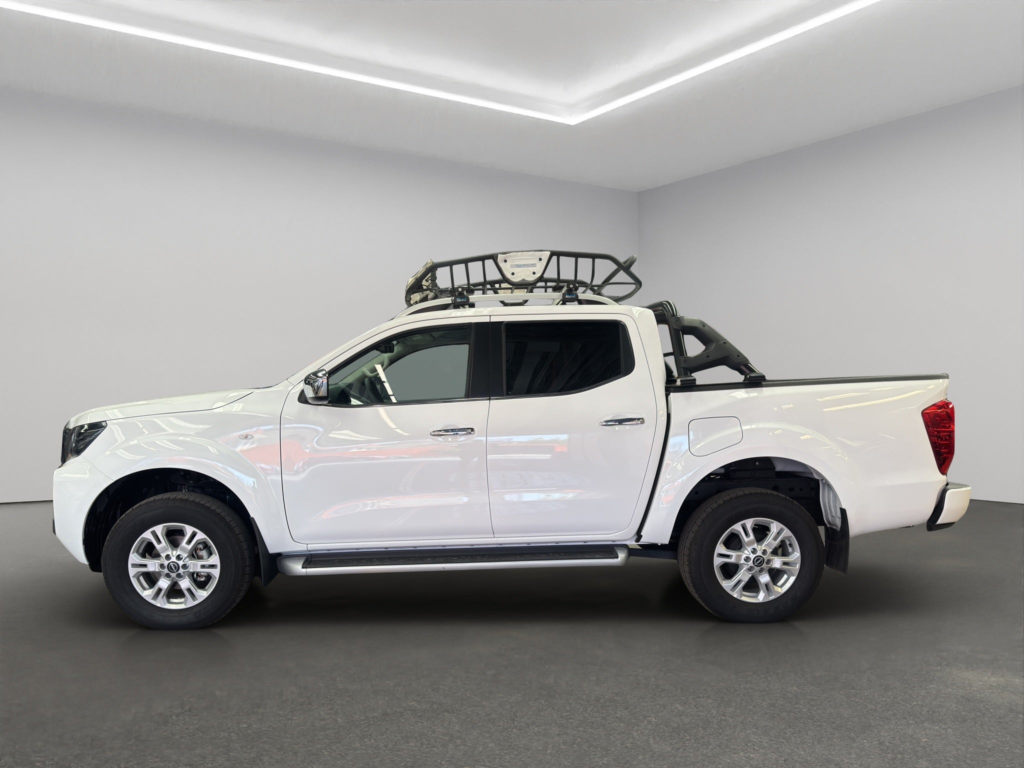 2025 Nissan Comerciales Frontier y NP 300 Frontier Pick-Up 4 pts. Frontier LE, Doble Cab., L4, 2.5l, TM6, a/ac., VE, estribos, RA-17
