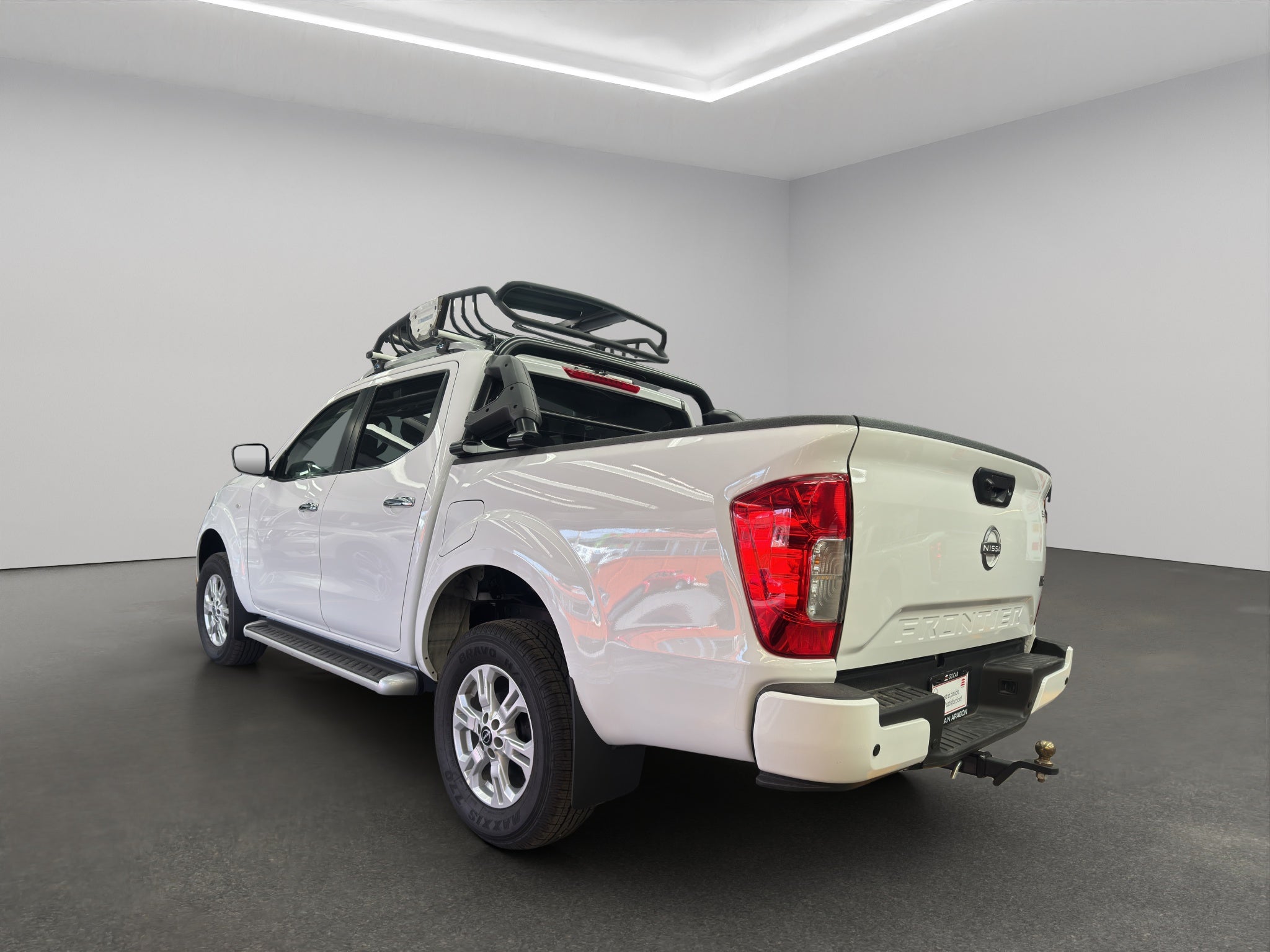 2025 Nissan Comerciales Frontier y NP 300 Frontier Pick-Up 4 pts. Frontier LE, Doble Cab., L4, 2.5l, TM6, a/ac., VE, estribos, RA-17