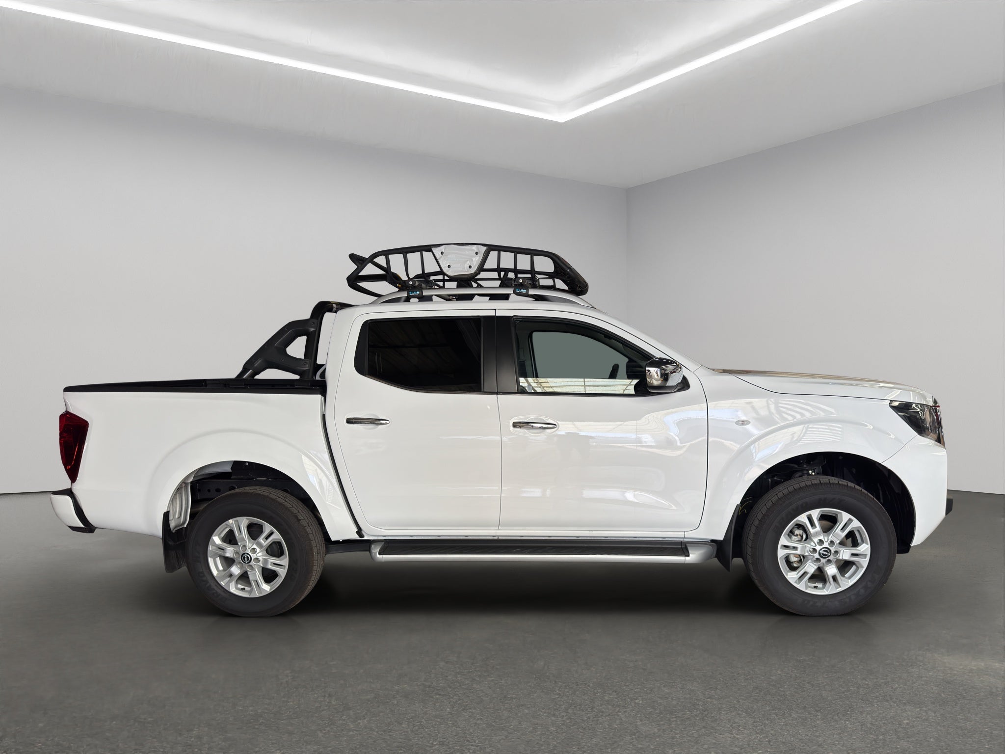 2025 Nissan Comerciales Frontier y NP 300 Frontier Pick-Up 4 pts. Frontier LE, Doble Cab., L4, 2.5l, TM6, a/ac., VE, estribos, RA-17