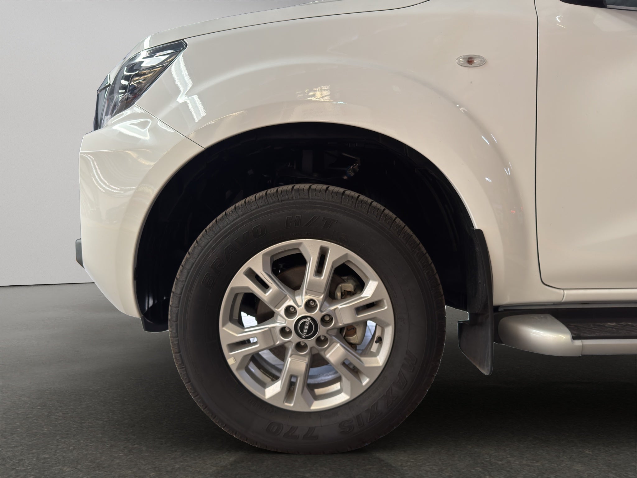 2025 Nissan Comerciales Frontier y NP 300 Frontier Pick-Up 4 pts. Frontier LE, Doble Cab., L4, 2.5l, TM6, a/ac., VE, estribos, RA-17