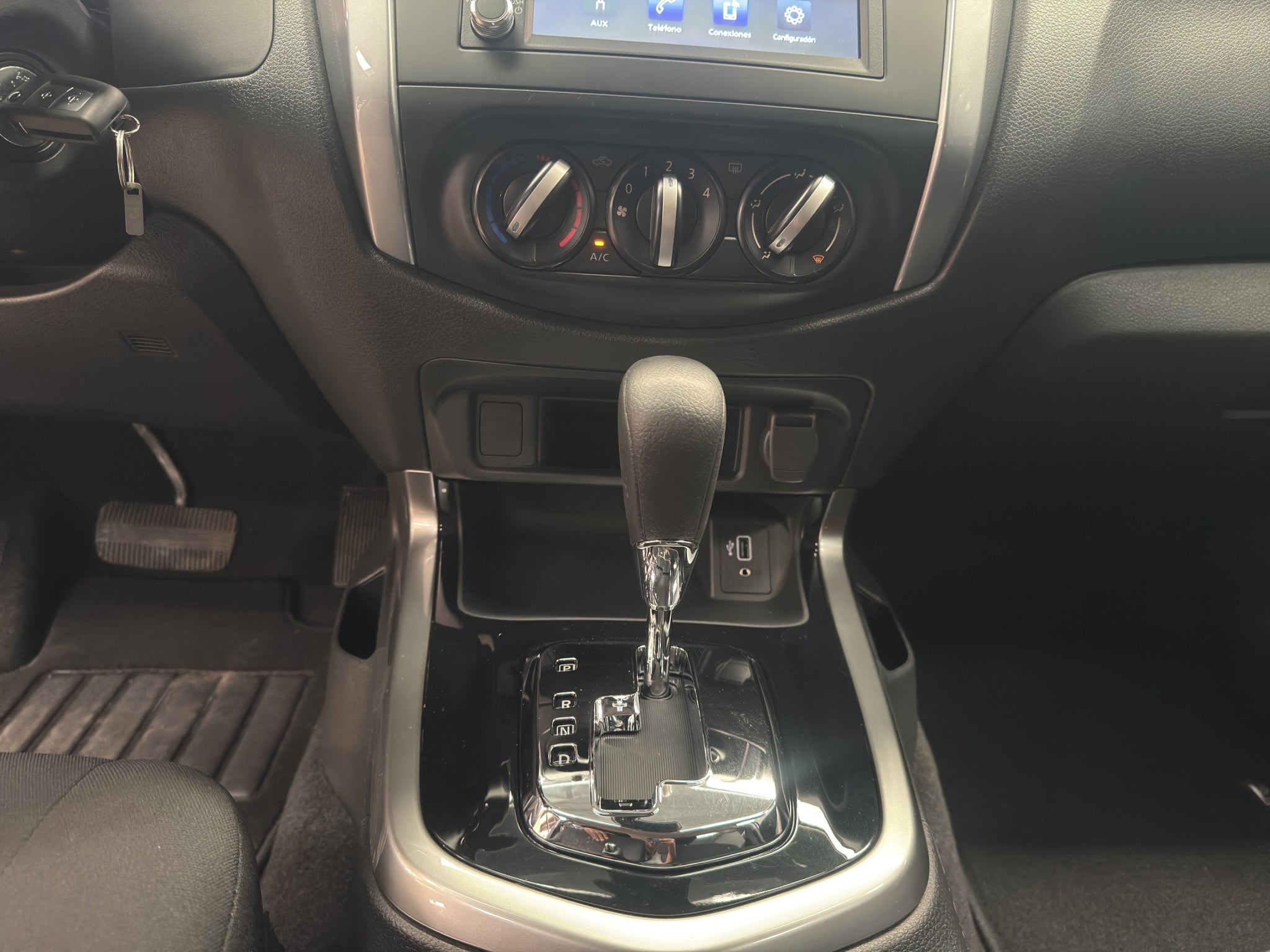 2025 Nissan Comerciales Frontier y NP 300 Frontier Pick-Up 4 pts. Frontier LE, Doble Cab., L4, 2.5l, TA, a/ac., VE, estribos, RA-17