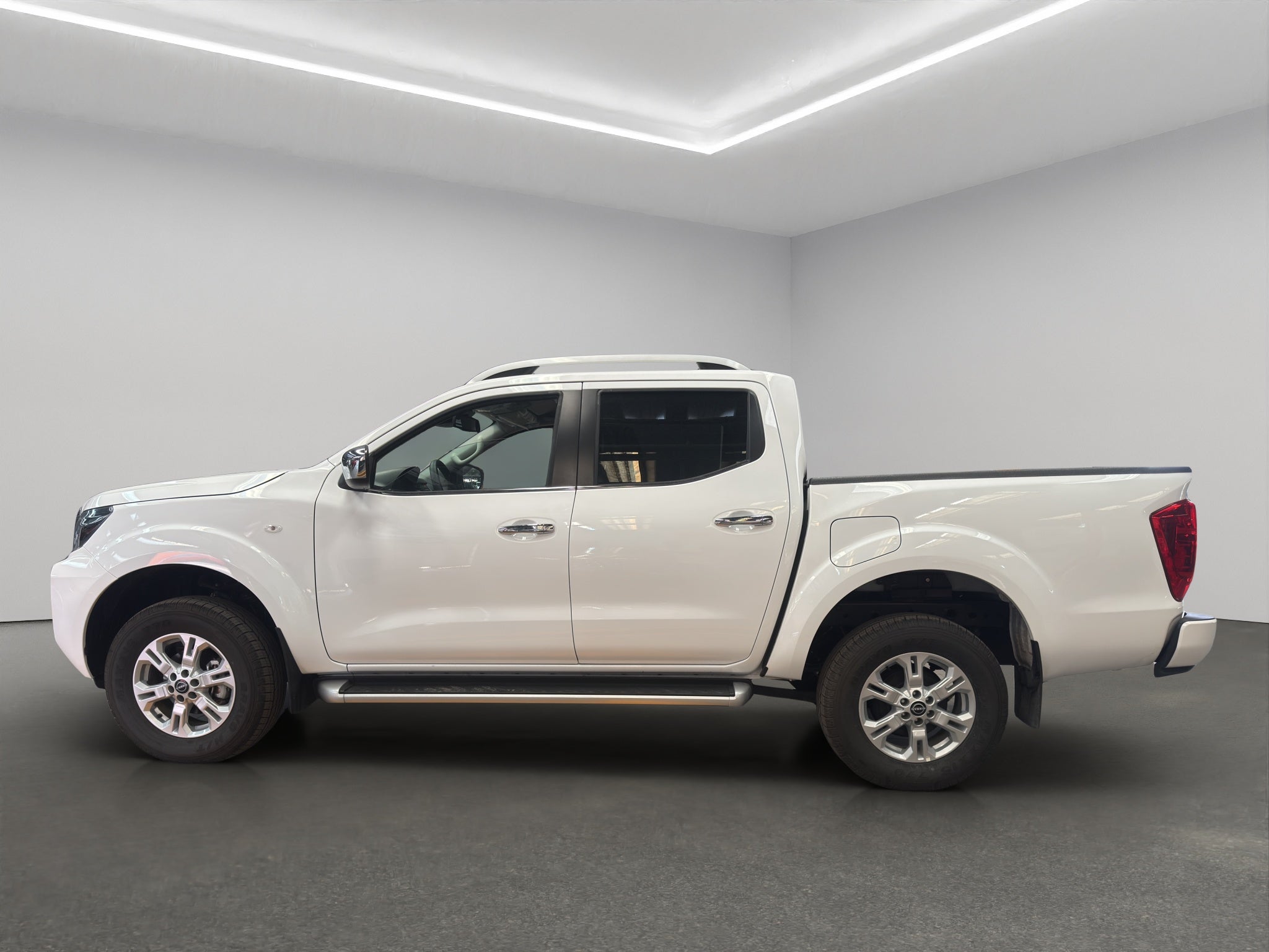 2025 Nissan Comerciales Frontier y NP 300 Frontier Pick-Up 4 pts. Frontier LE, Doble Cab., L4, 2.5l, TA, a/ac., VE, estribos, RA-17