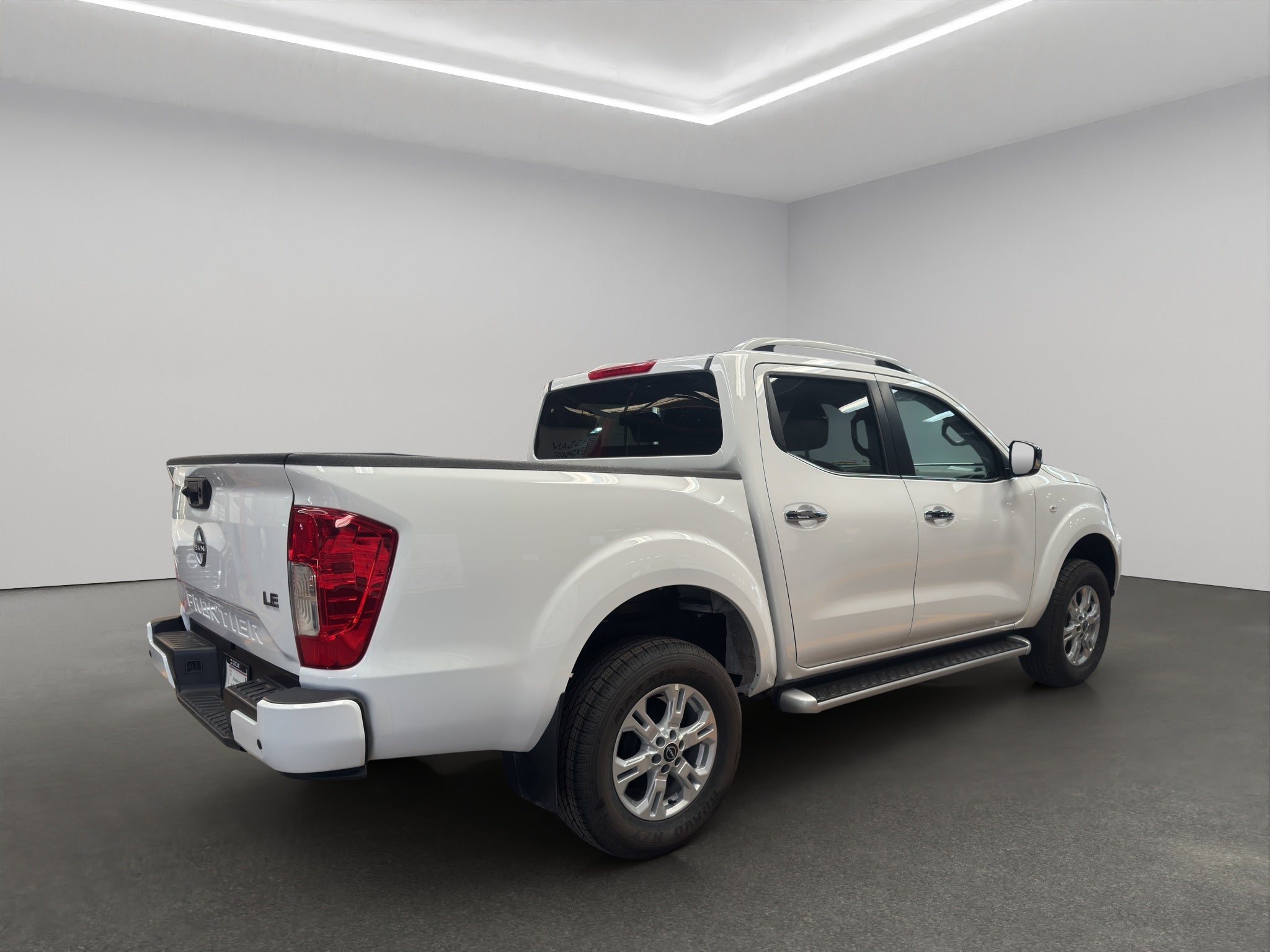 2025 Nissan Comerciales Frontier y NP 300 Frontier Pick-Up 4 pts. Frontier LE, Doble Cab., L4, 2.5l, TA, a/ac., VE, estribos, RA-17