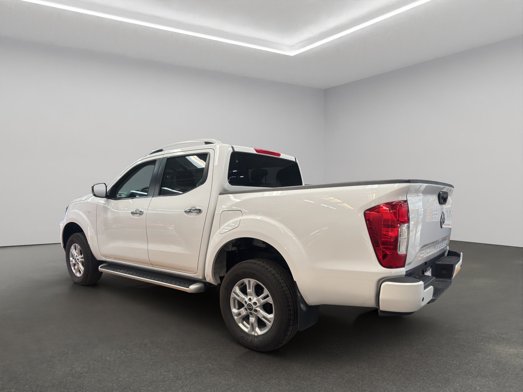 2025 Nissan Comerciales Frontier y NP 300 Frontier Pick-Up 4 pts. Frontier LE, Doble Cab., L4, 2.5l, TA, a/ac., VE, estribos, RA-17
