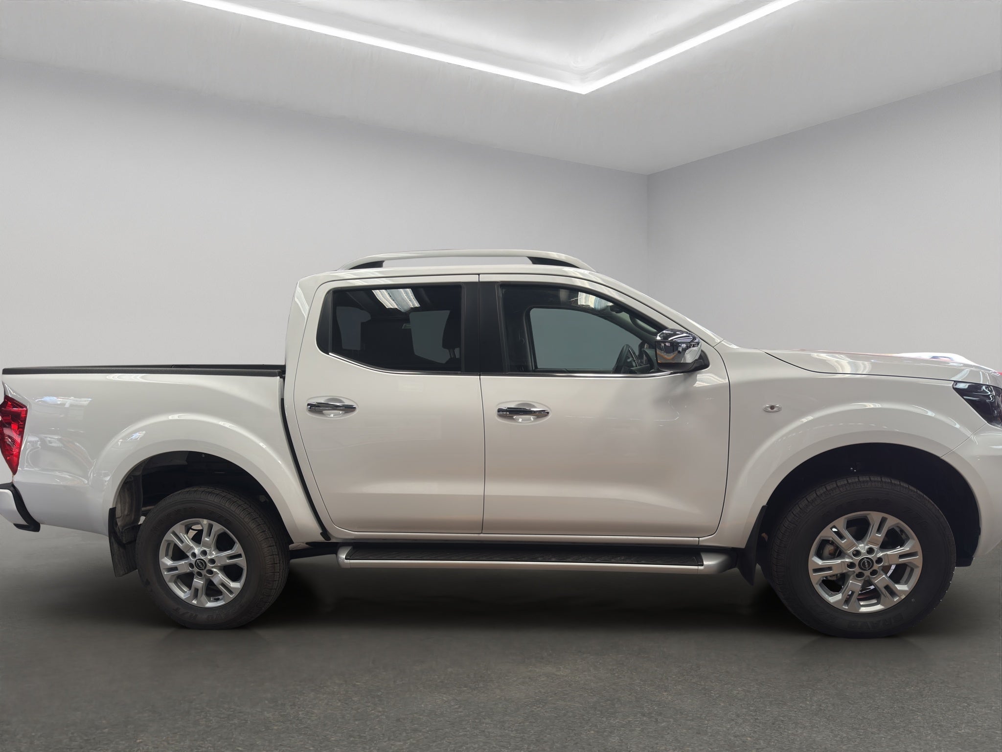 2025 Nissan Comerciales Frontier y NP 300 Frontier Pick-Up 4 pts. Frontier LE, Doble Cab., L4, 2.5l, TA, a/ac., VE, estribos, RA-17