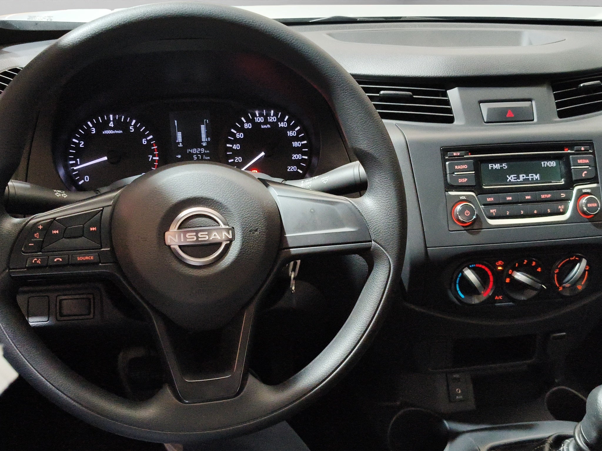 2024 Nissan Comerciales NP300 2 pts. Pick-Up, Cab. Sencilla, TM6, a/ac.