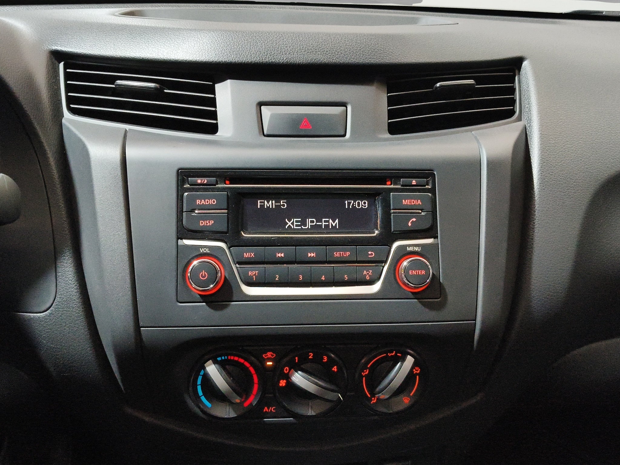 2024 Nissan Comerciales NP300 2 pts. Pick-Up, Cab. Sencilla, TM6, a/ac.