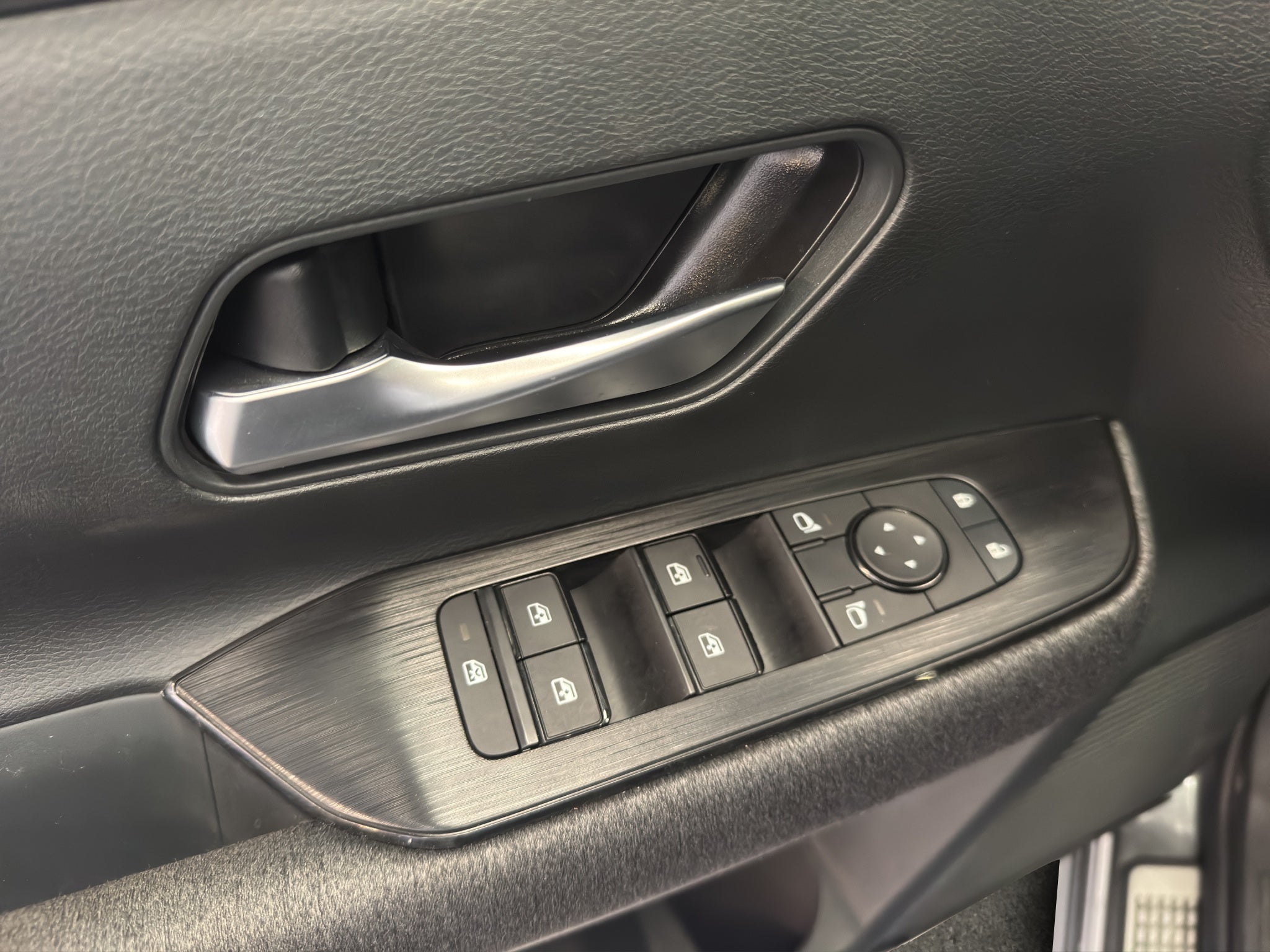 2025 Nissan Kicks VUD 5 pts. Advance, 2.0l, TA, RA-17 (línea nueva)