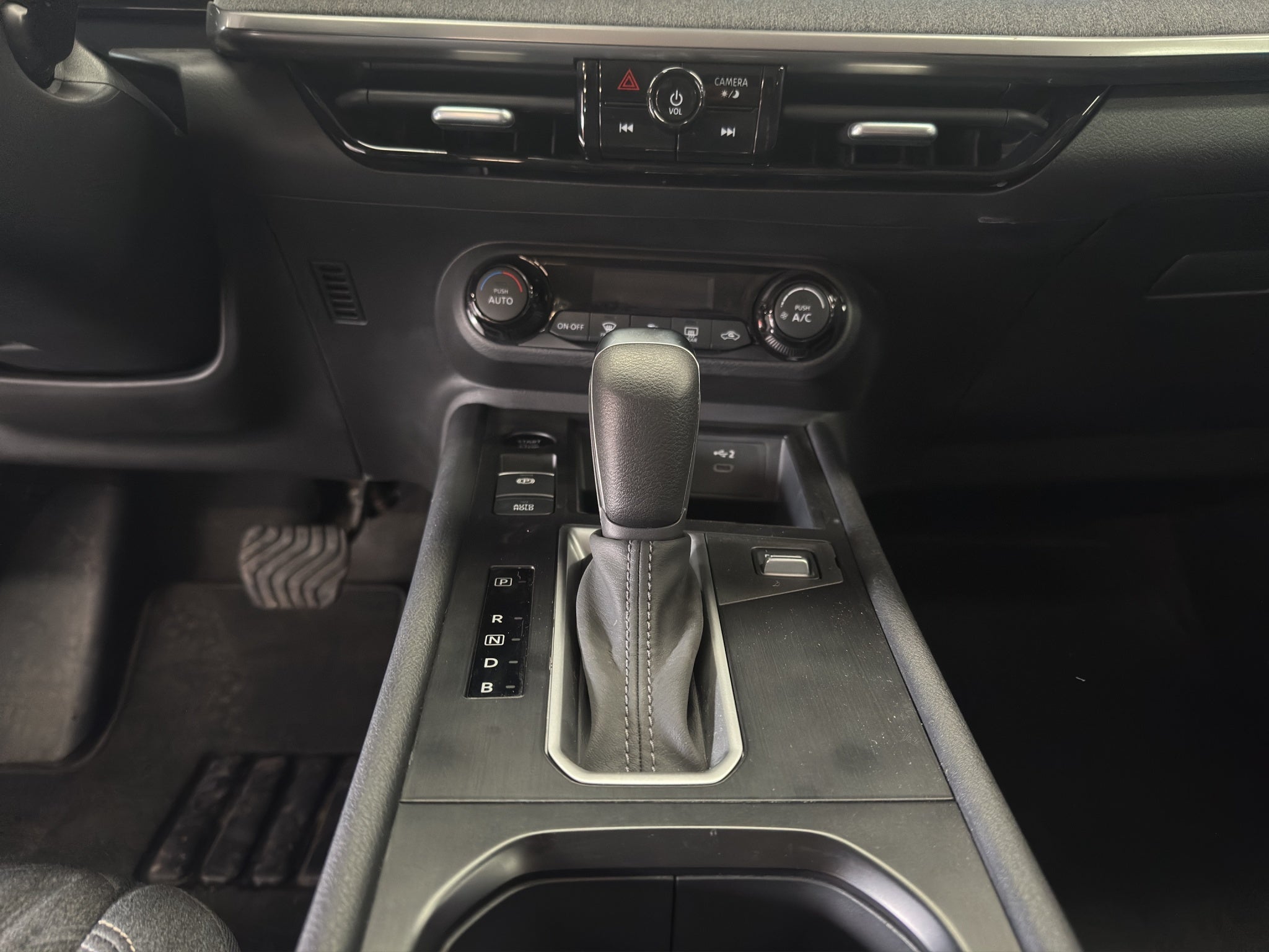 2025 Nissan Kicks VUD 5 pts. Advance, 2.0l, TA, RA-17 (línea nueva)