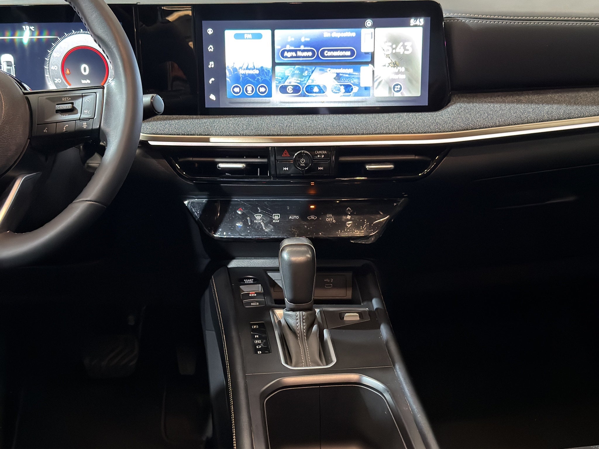 2025 Nissan Kicks VUD 5 pts. Exclusive, 2.0l, TA, pantalla touch 12