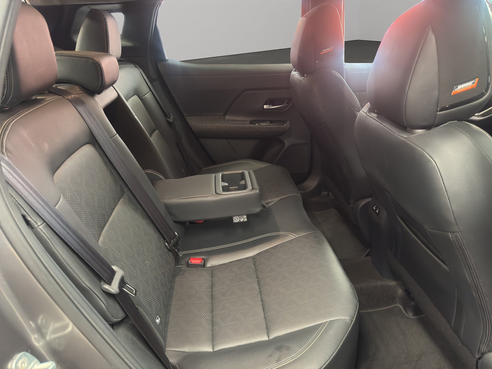 2025 Nissan Kicks VUD 5 pts. Platinum, 2.0l, TA, TP, s. Bose, pantalla touch 12