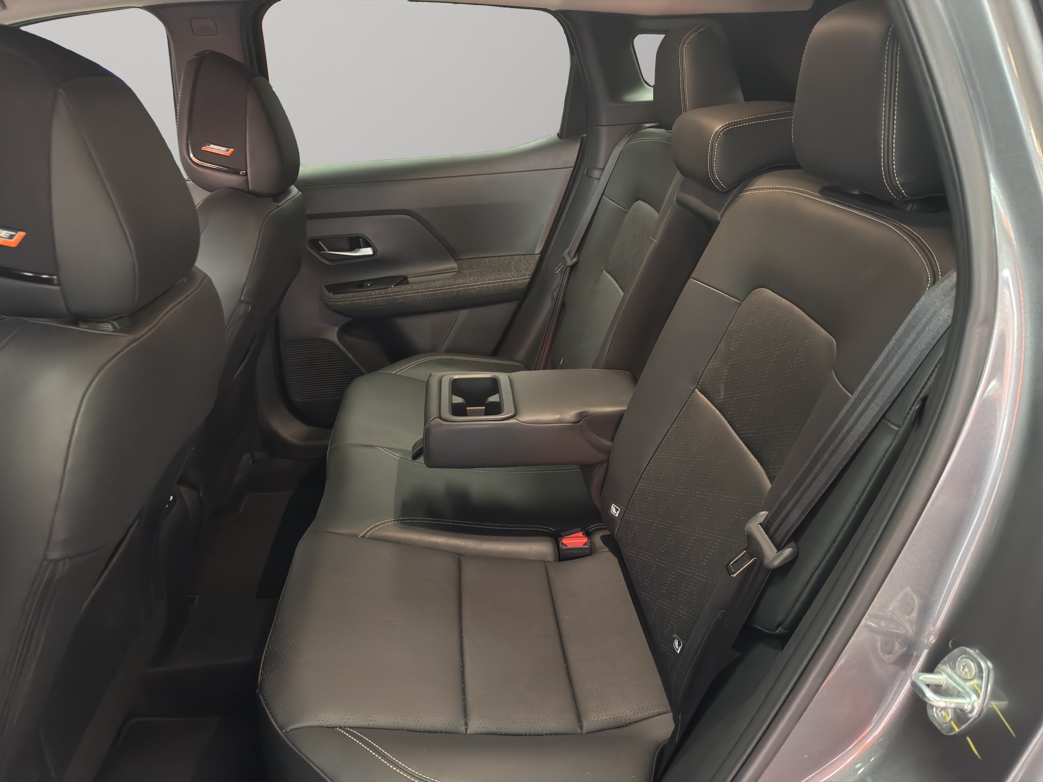 2025 Nissan Kicks VUD 5 pts. Platinum, 2.0l, TA, TP, s. Bose, pantalla touch 12