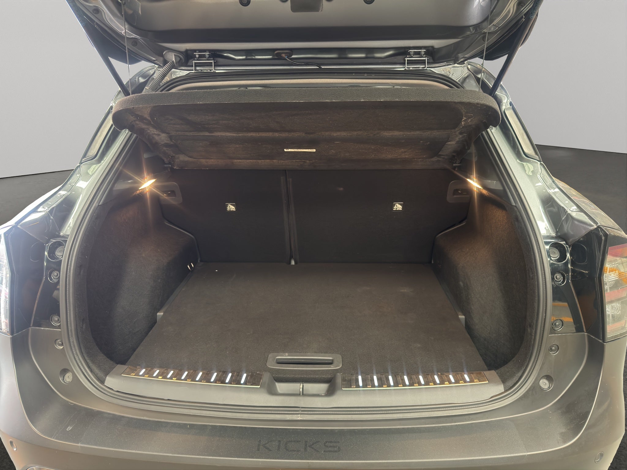 2025 Nissan Kicks VUD 5 pts. Platinum, 2.0l, TA, TP, s. Bose, pantalla touch 12