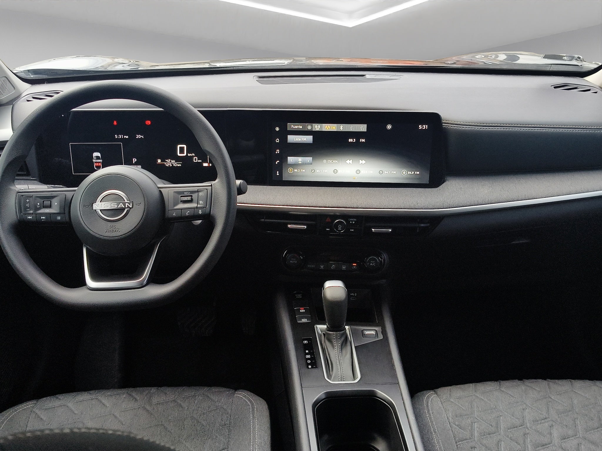 2025 Nissan Kicks VUD 5 pts. Advance, 2.0l, TA, RA-17 (línea nueva)