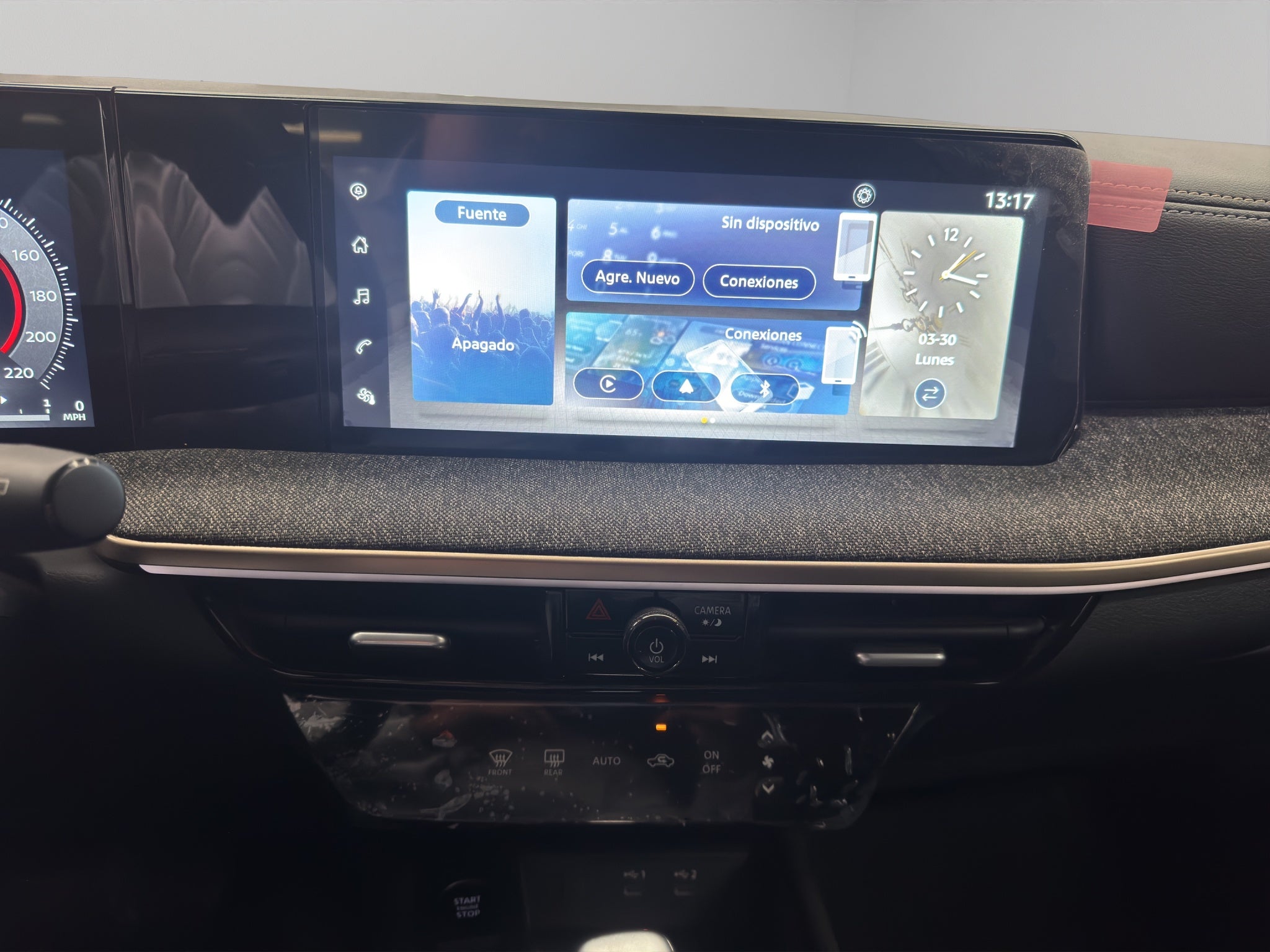 2025 Nissan Kicks VUD 5 pts. Platinum, 2.0l, TA, TP, s. Bose, pantalla touch 12