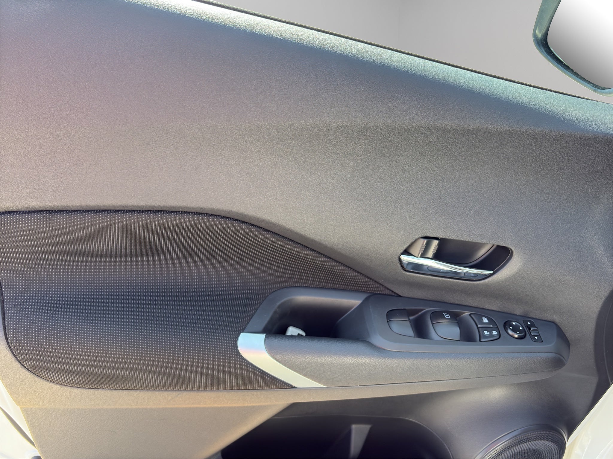 2024 Nissan Kicks VUD 5 pts. Advance, 1.6l, TM5, a/ac., VE, RA-16 (línea anterior)