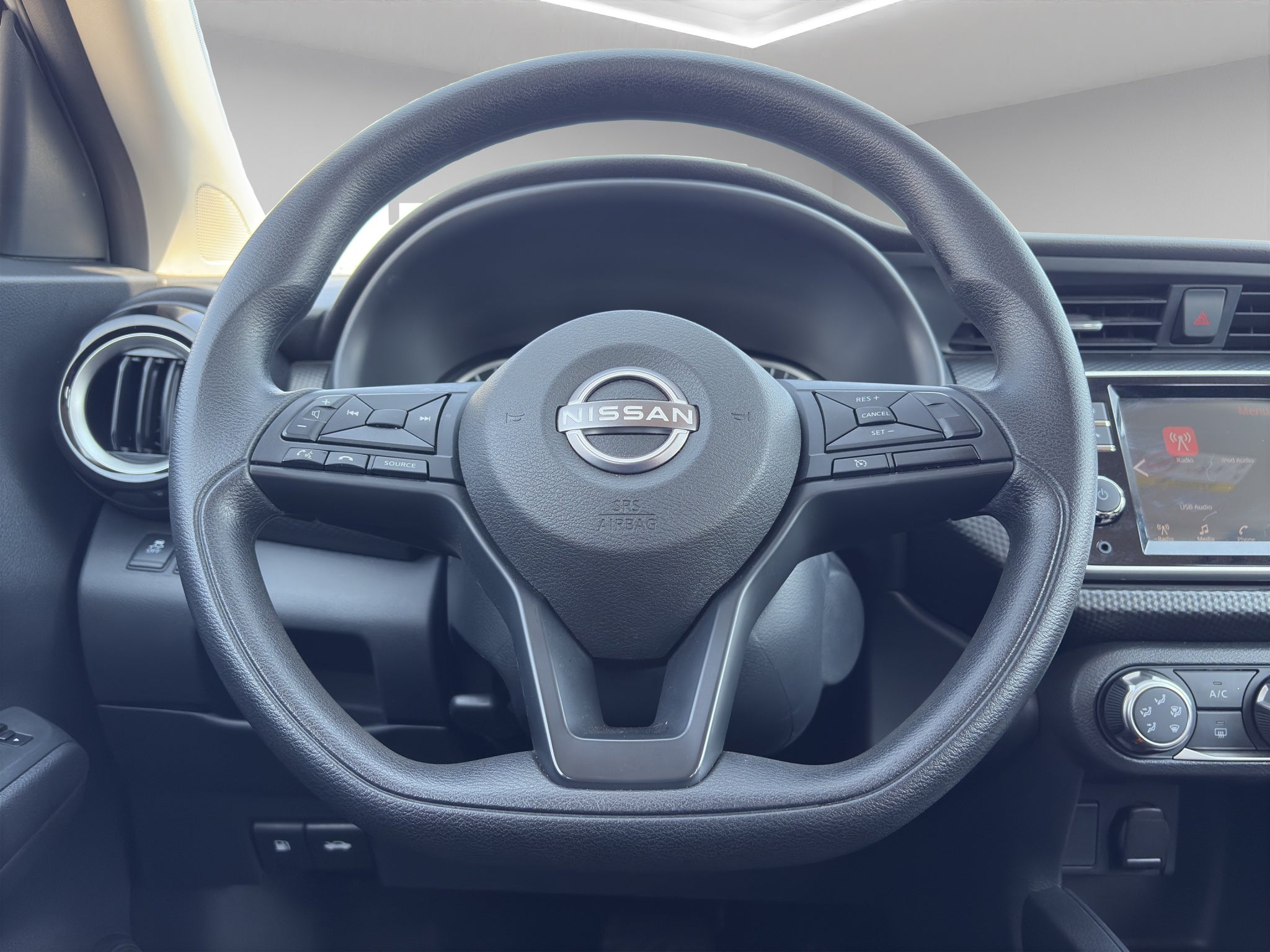 2024 Nissan Kicks VUD 5 pts. Advance, 1.6l, TM5, a/ac., VE, RA-16 (línea anterior)