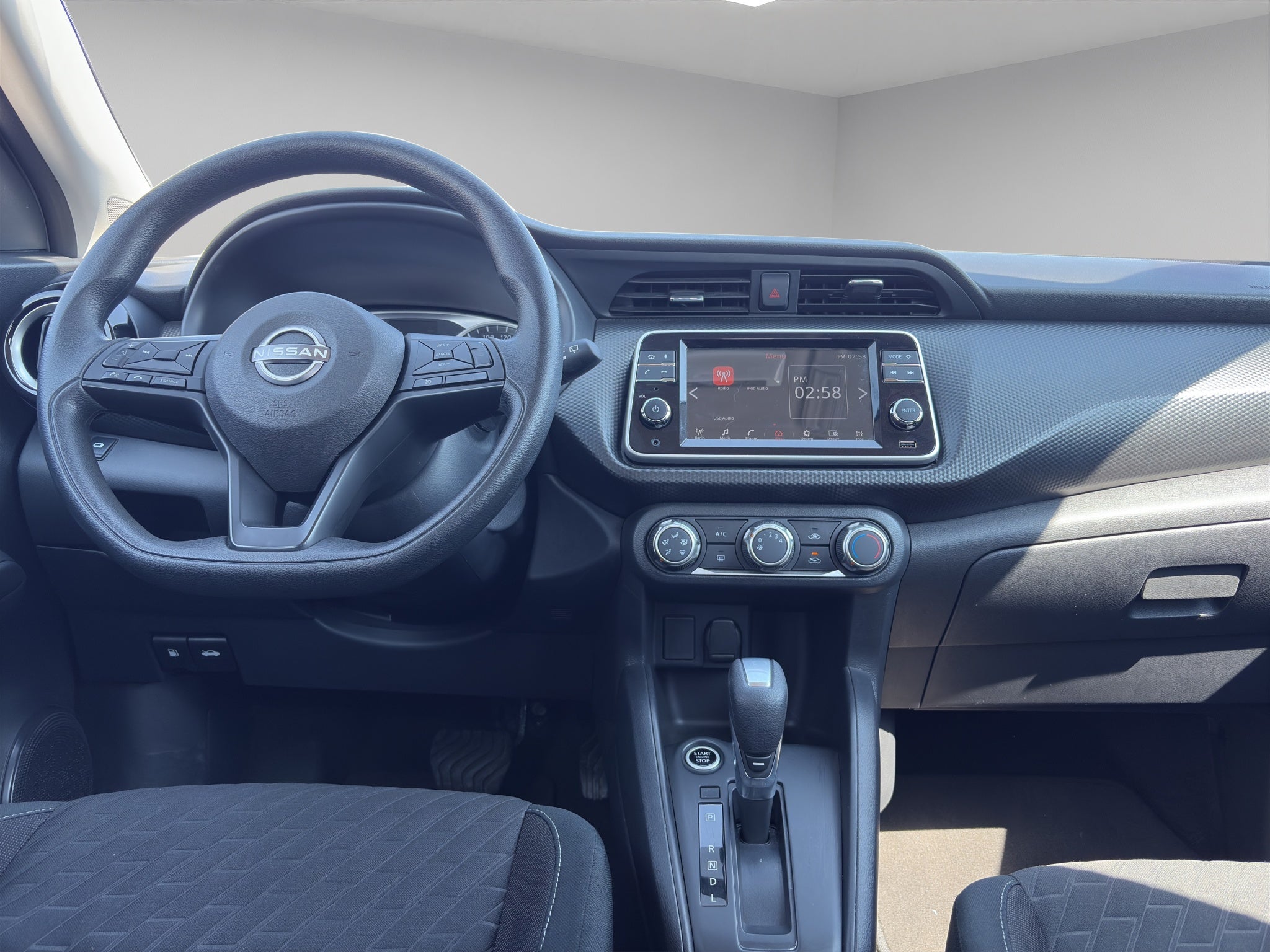 2024 Nissan Kicks VUD 5 pts. Advance, 1.6l, TM5, a/ac., VE, RA-16 (línea anterior)