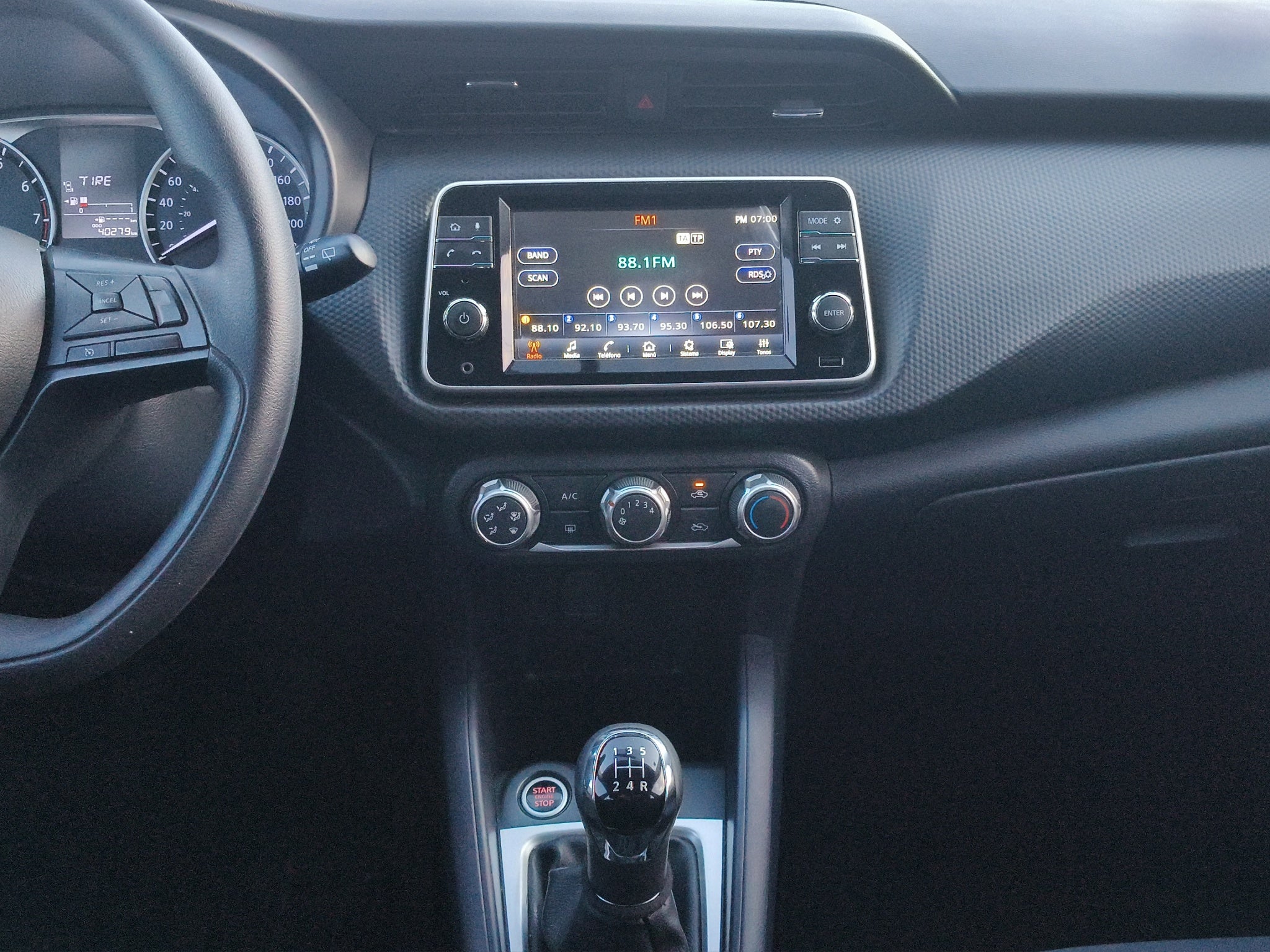 2024 Nissan Kicks VUD 5 pts. Advance, 1.6l, TM5, a/ac., VE, RA-16 (línea anterior)
