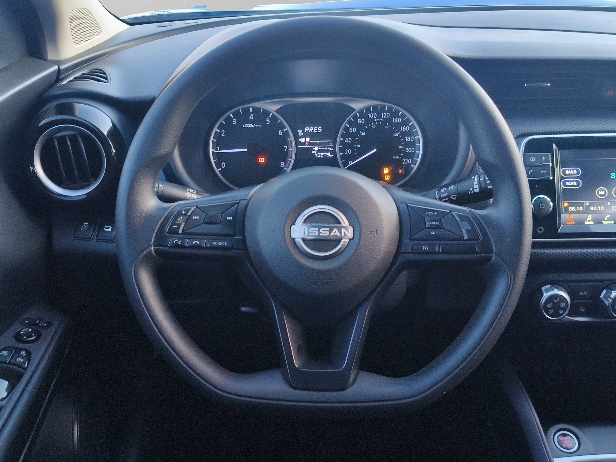 2024 Nissan Kicks VUD 5 pts. Advance, 1.6l, TM5, a/ac., VE, RA-16 (línea anterior)
