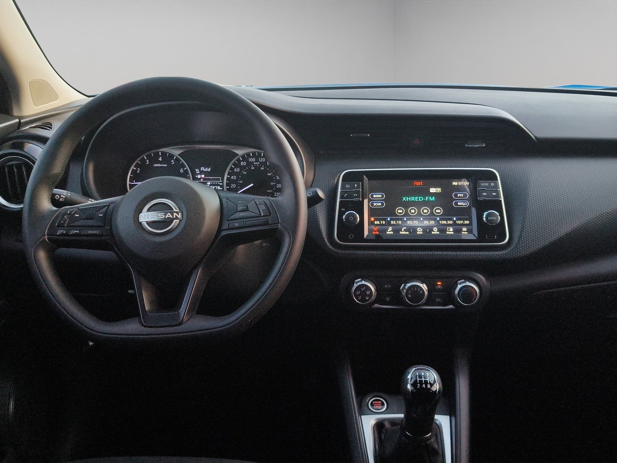 2024 Nissan Kicks VUD 5 pts. Advance, 1.6l, TM5, a/ac., VE, RA-16 (línea anterior)