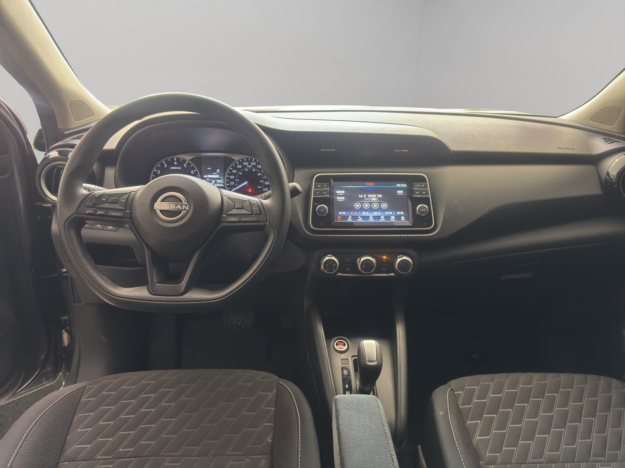 2025 Nissan Kicks VUD 5pts. Play Advance, 1.6l, CVT, RA-17 (línea nueva)