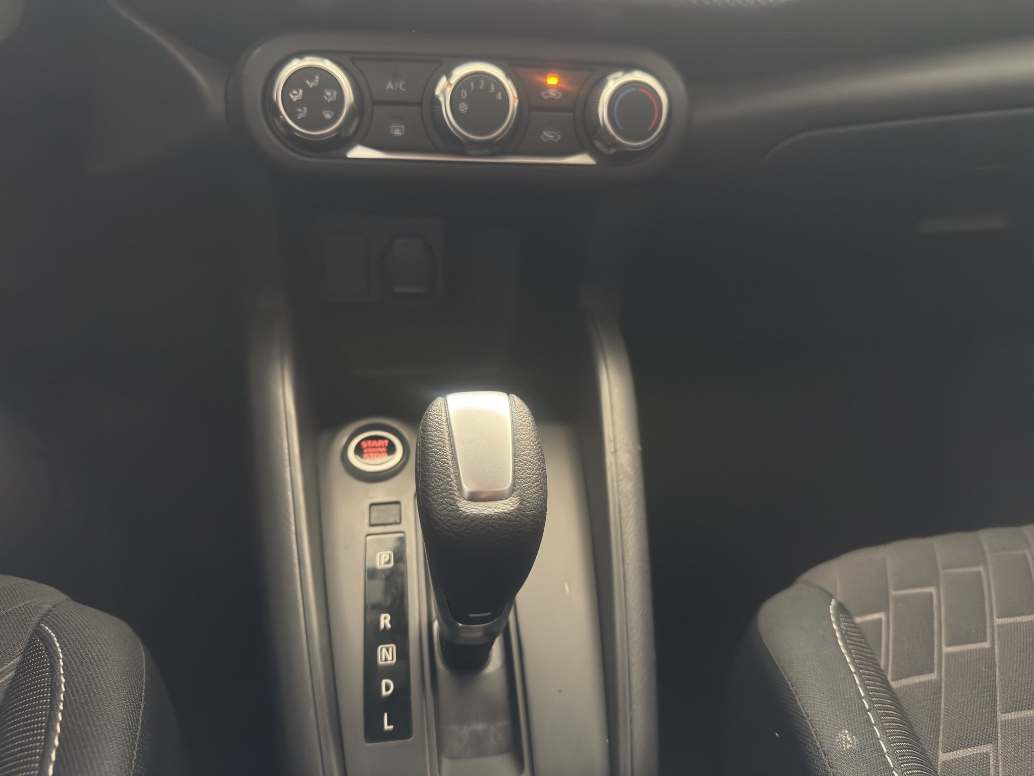 2025 Nissan Kicks VUD 5pts. Play Advance, 1.6l, CVT, RA-17 (línea nueva)