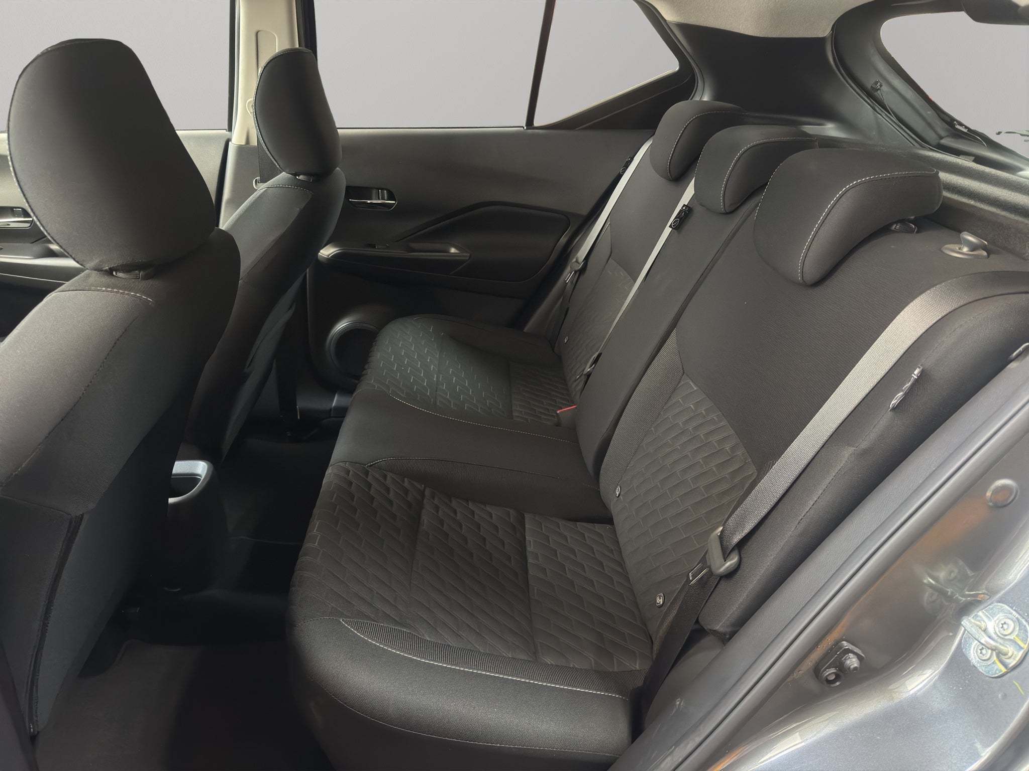 2025 Nissan Kicks VUD 5pts. Play Advance, 1.6l, CVT, RA-17 (línea nueva)
