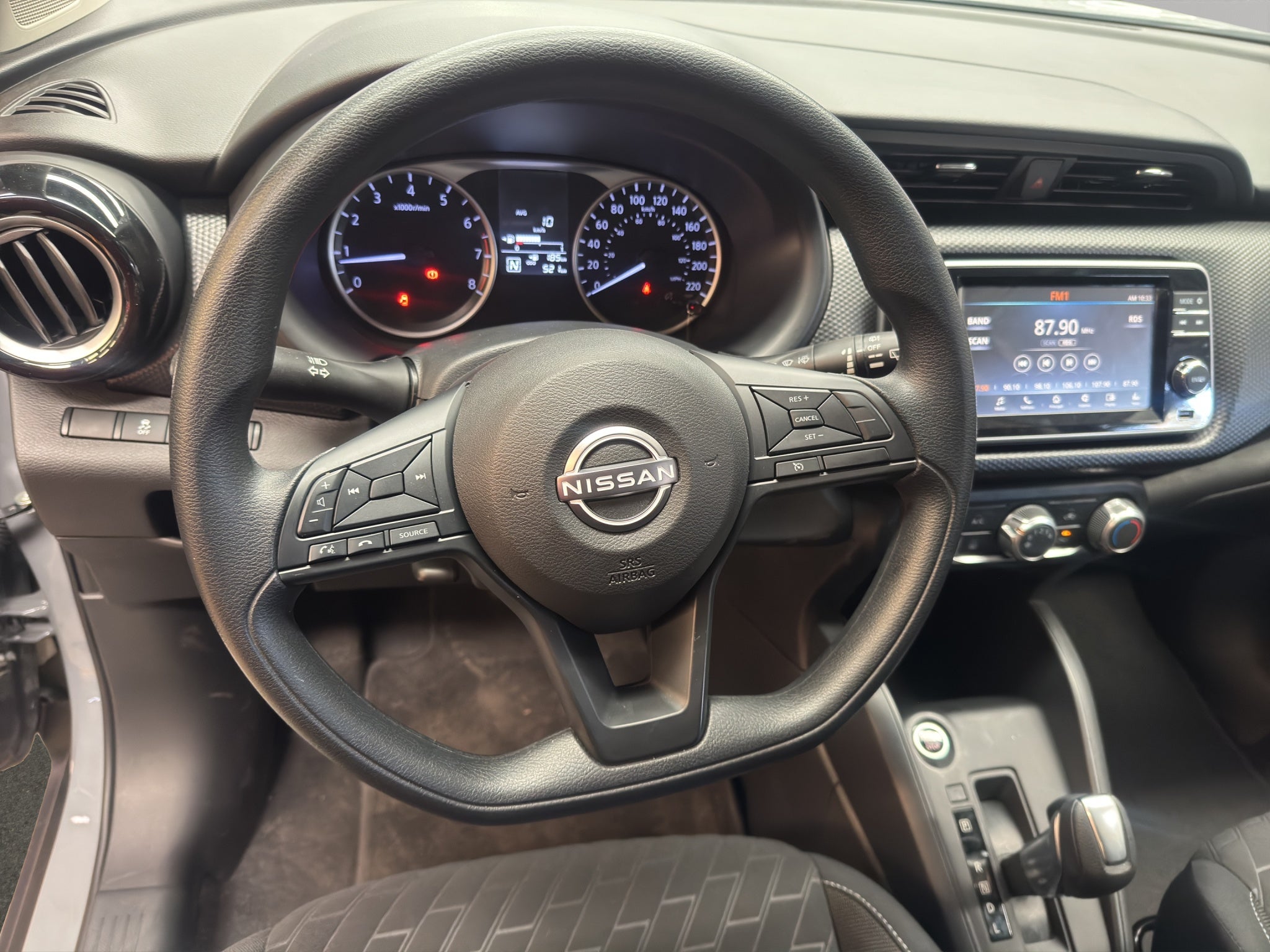 2025 Nissan Kicks VUD 5 pts. Play Advance, 1.6l, CVT, RA-17 (línea nueva)