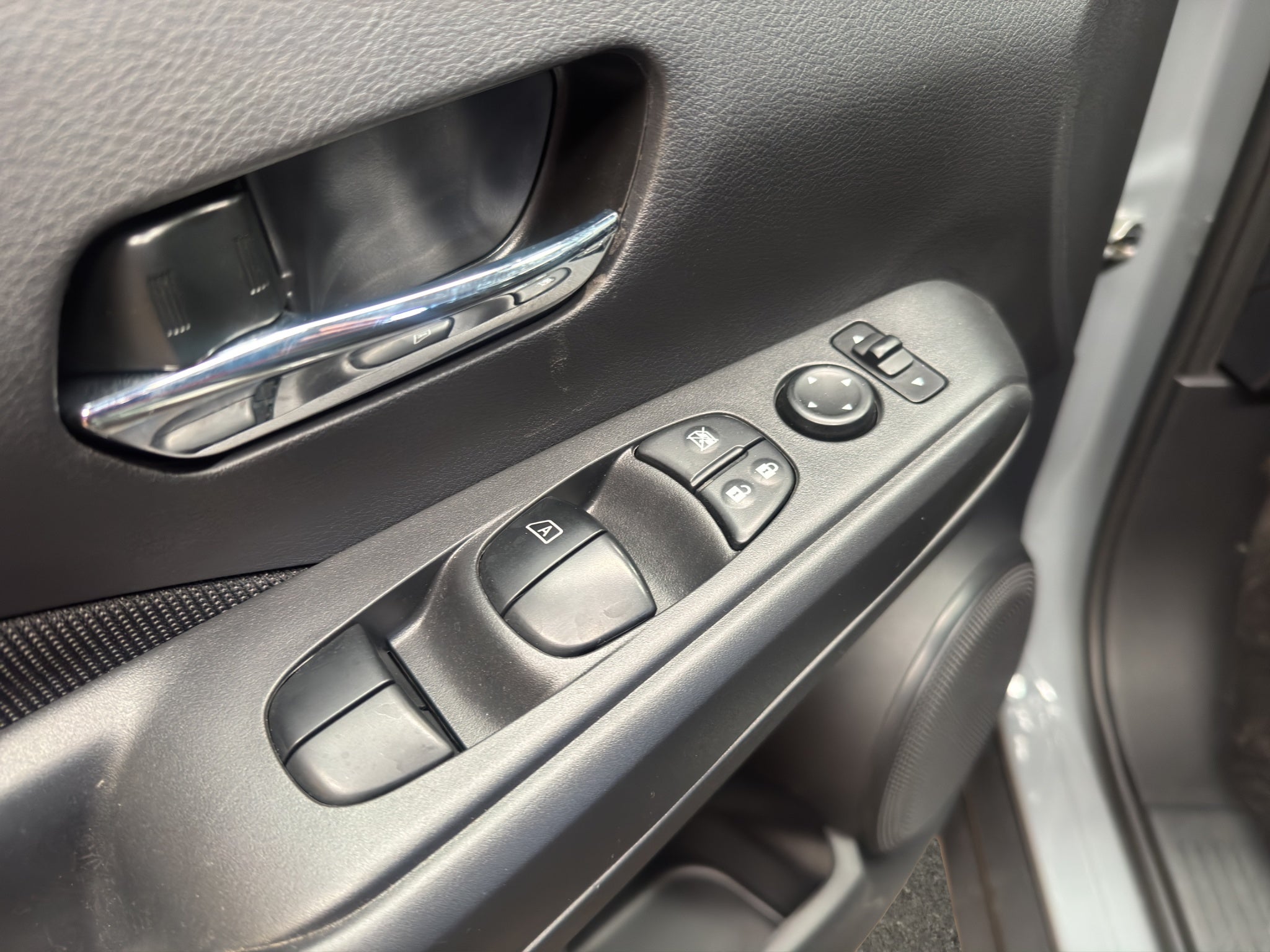 2025 Nissan Kicks VUD 5 pts. Play Advance, 1.6l, CVT, RA-17 (línea nueva)