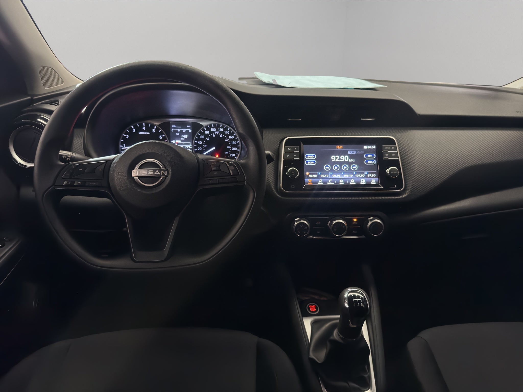 2024 Nissan Kicks VUD 5 pts. Advance, 1.6l, TM5, a/ac., VE, RA-16 (línea anterior)