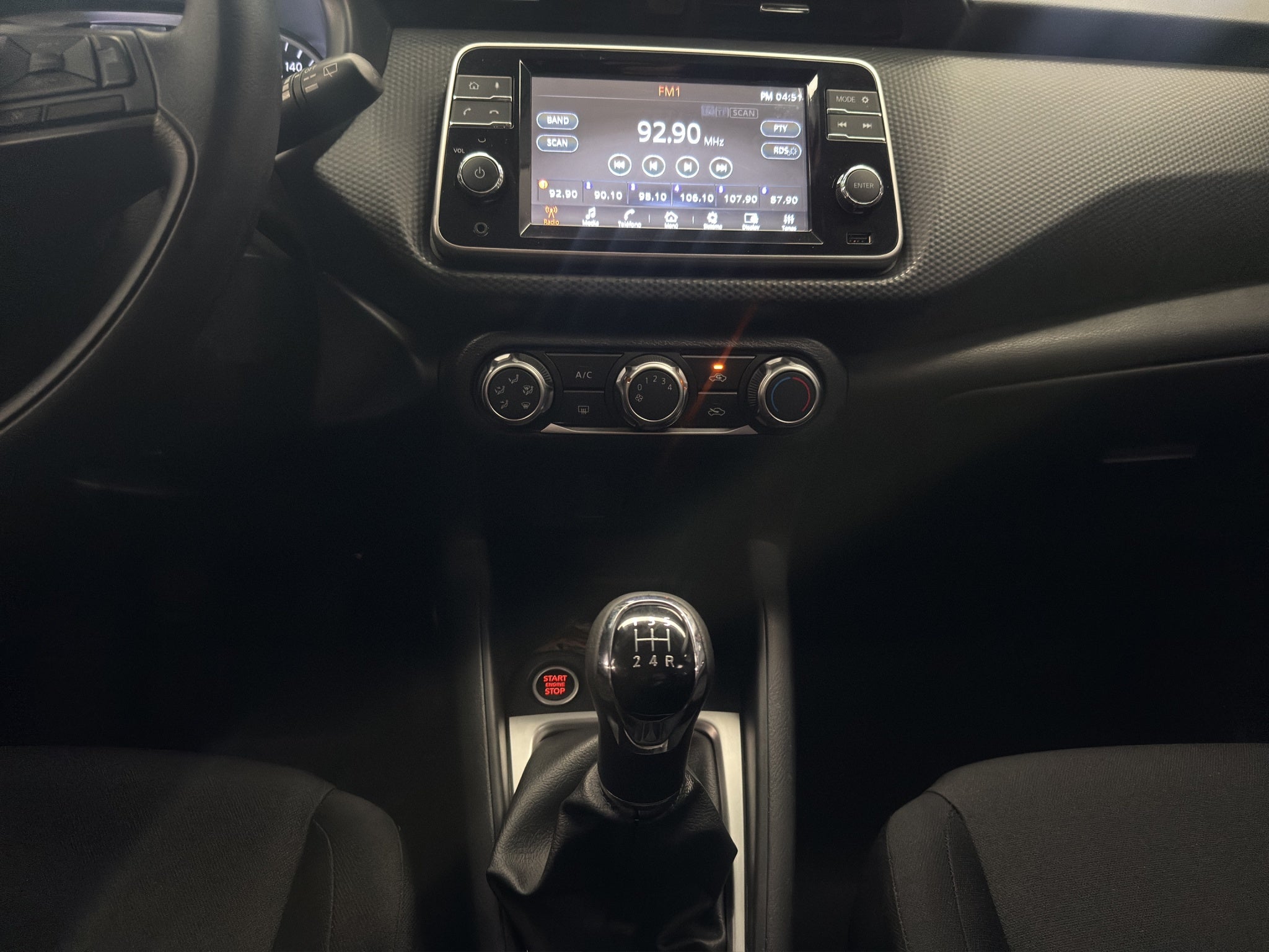 2024 Nissan Kicks VUD 5 pts. Advance, 1.6l, TM5, a/ac., VE, RA-16 (línea anterior)