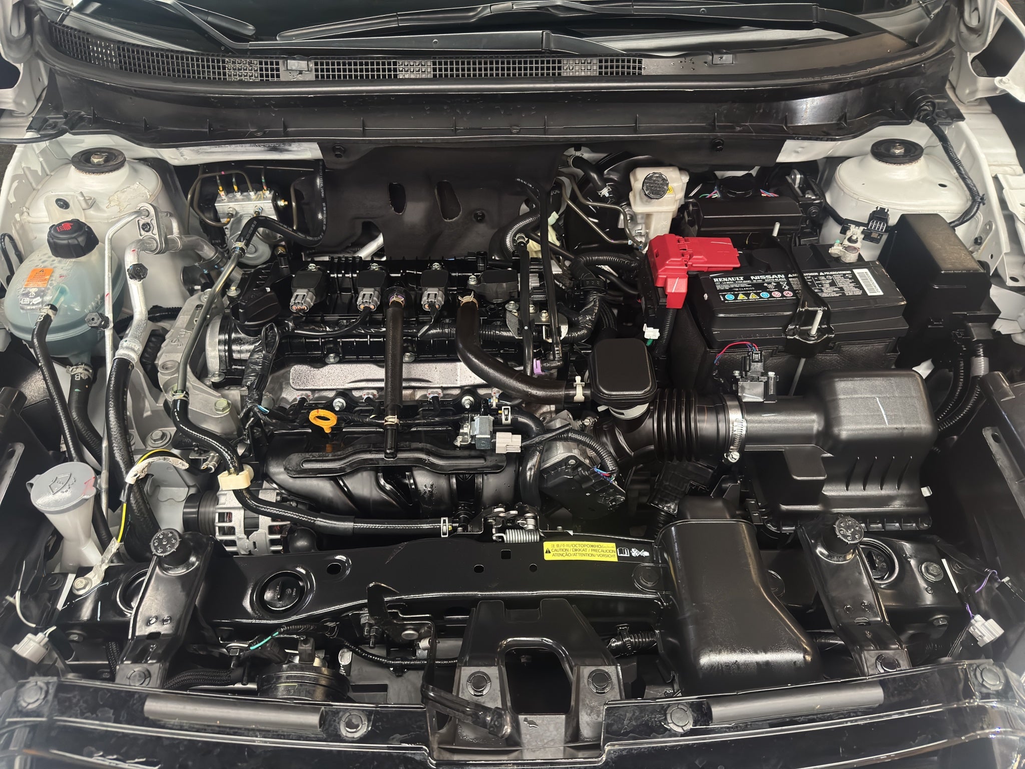 2024 Nissan Kicks VUD 5 pts. Advance, 1.6l, TM5, a/ac., VE, RA-16 (línea anterior)