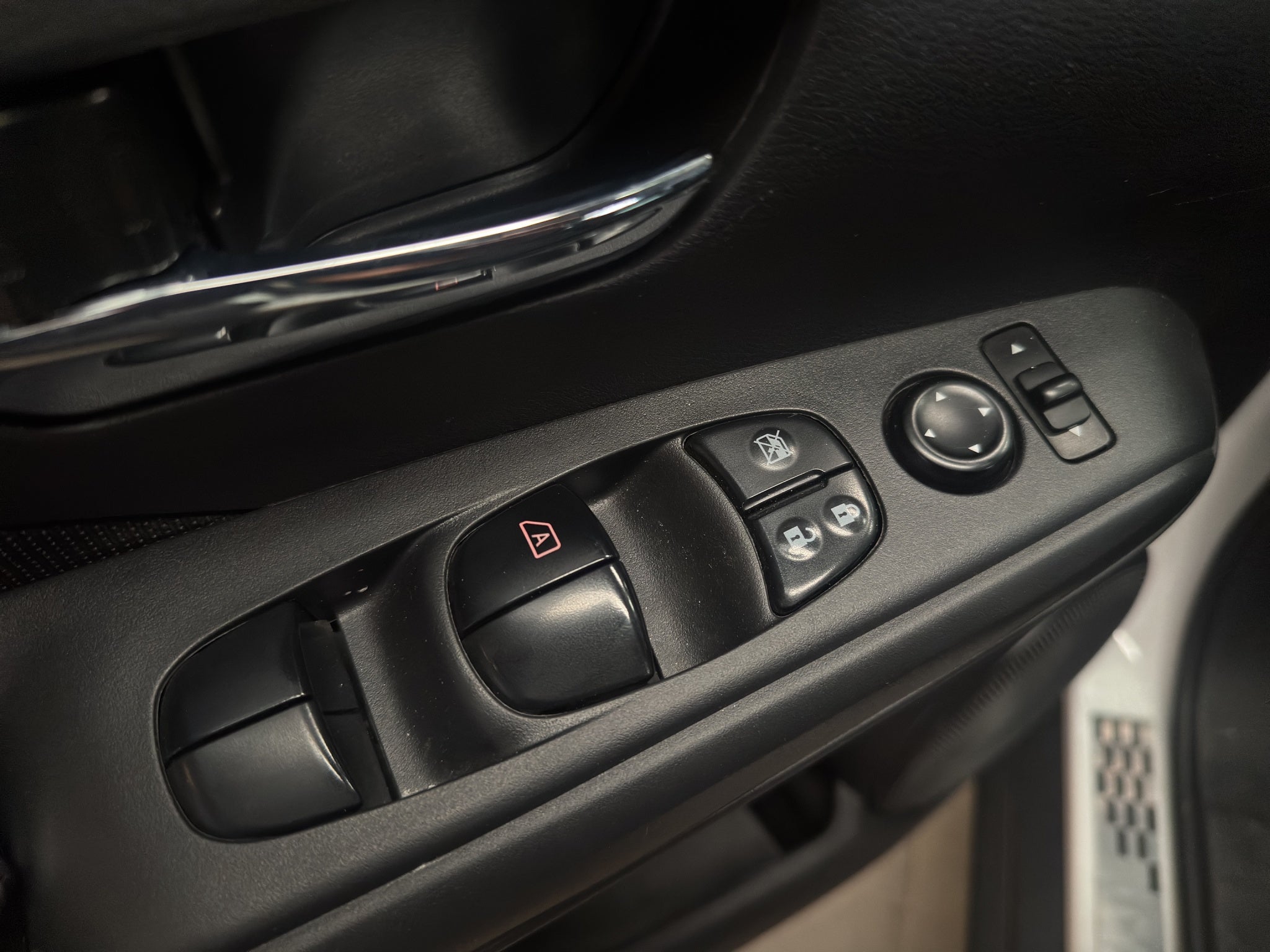 2024 Nissan Kicks VUD 5 pts. Advance, 1.6l, TM5, a/ac., VE, RA-16 (línea anterior)