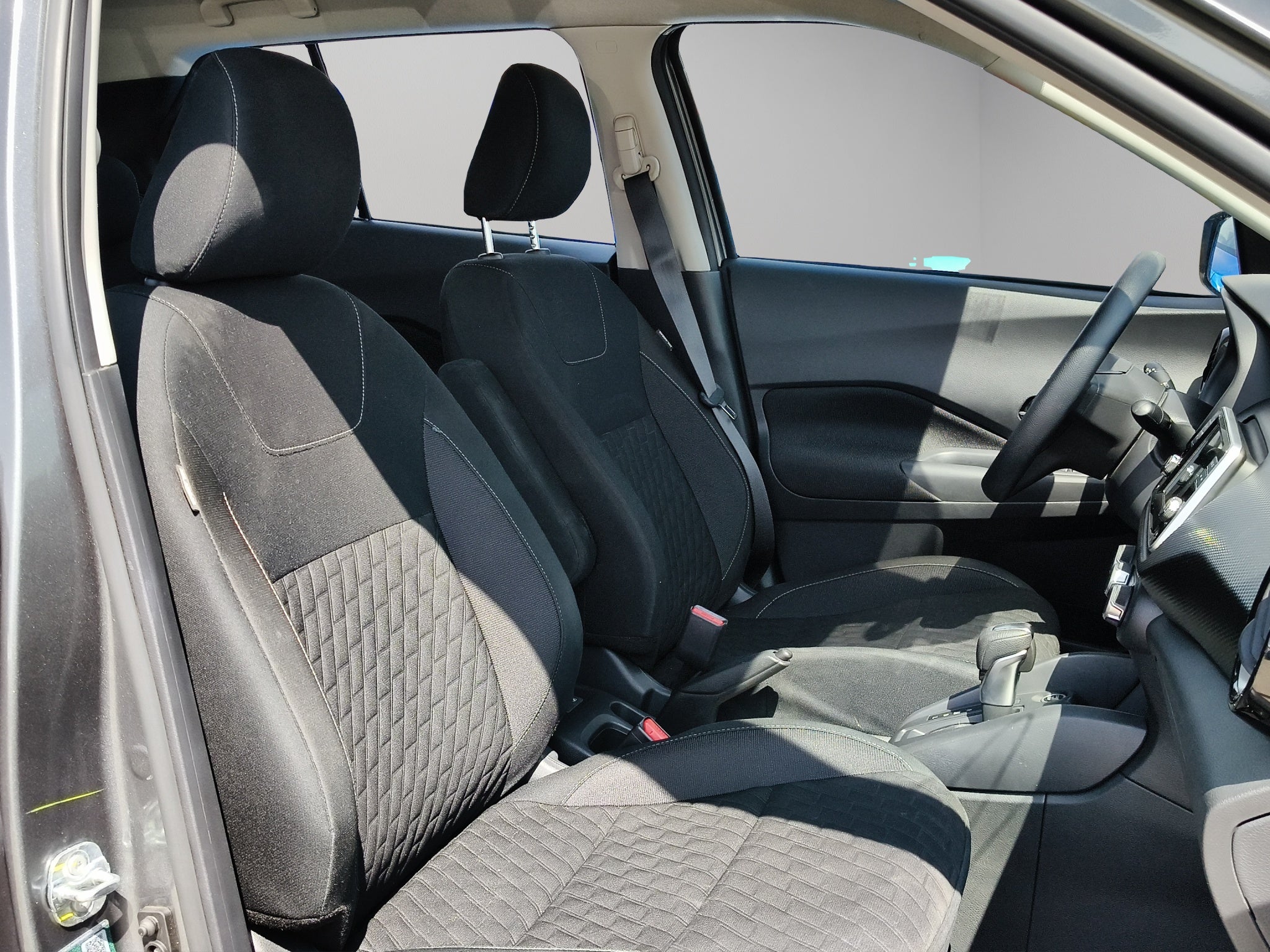 2025 Nissan Kicks VUD 5 pts. Play Advance, 1.6l, CVT, RA-17 (línea nueva)