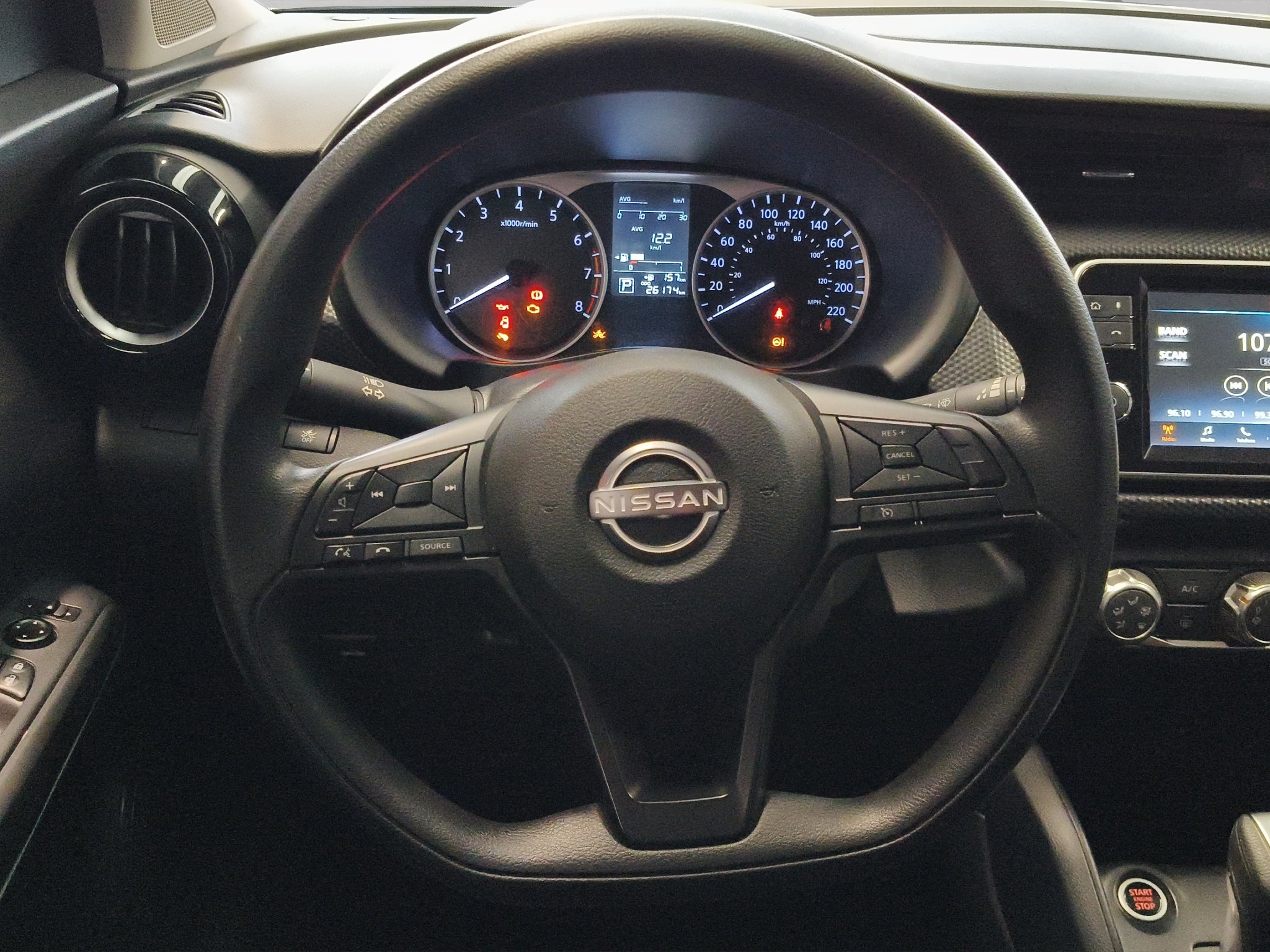 2025 Nissan Kicks VUD 5 pts. Play Advance, 1.6l, CVT, RA-17 (línea nueva)