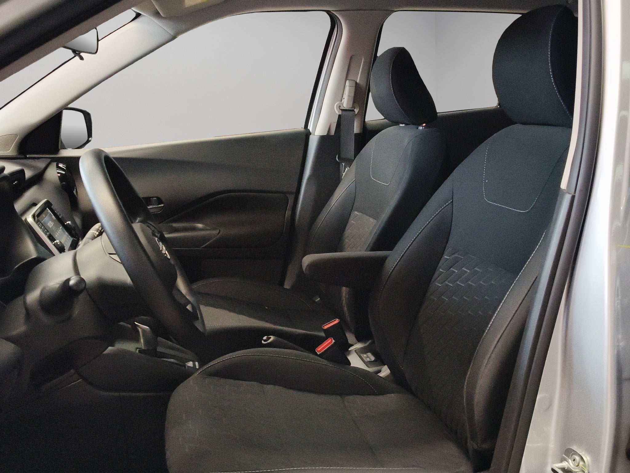 2025 Nissan Kicks VUD 5 pts. Play Advance, 1.6l, CVT, RA-17 (línea nueva)