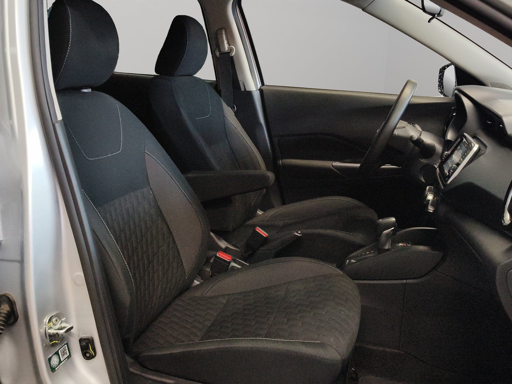 2025 Nissan Kicks VUD 5 pts. Play Advance, 1.6l, CVT, RA-17 (línea nueva)