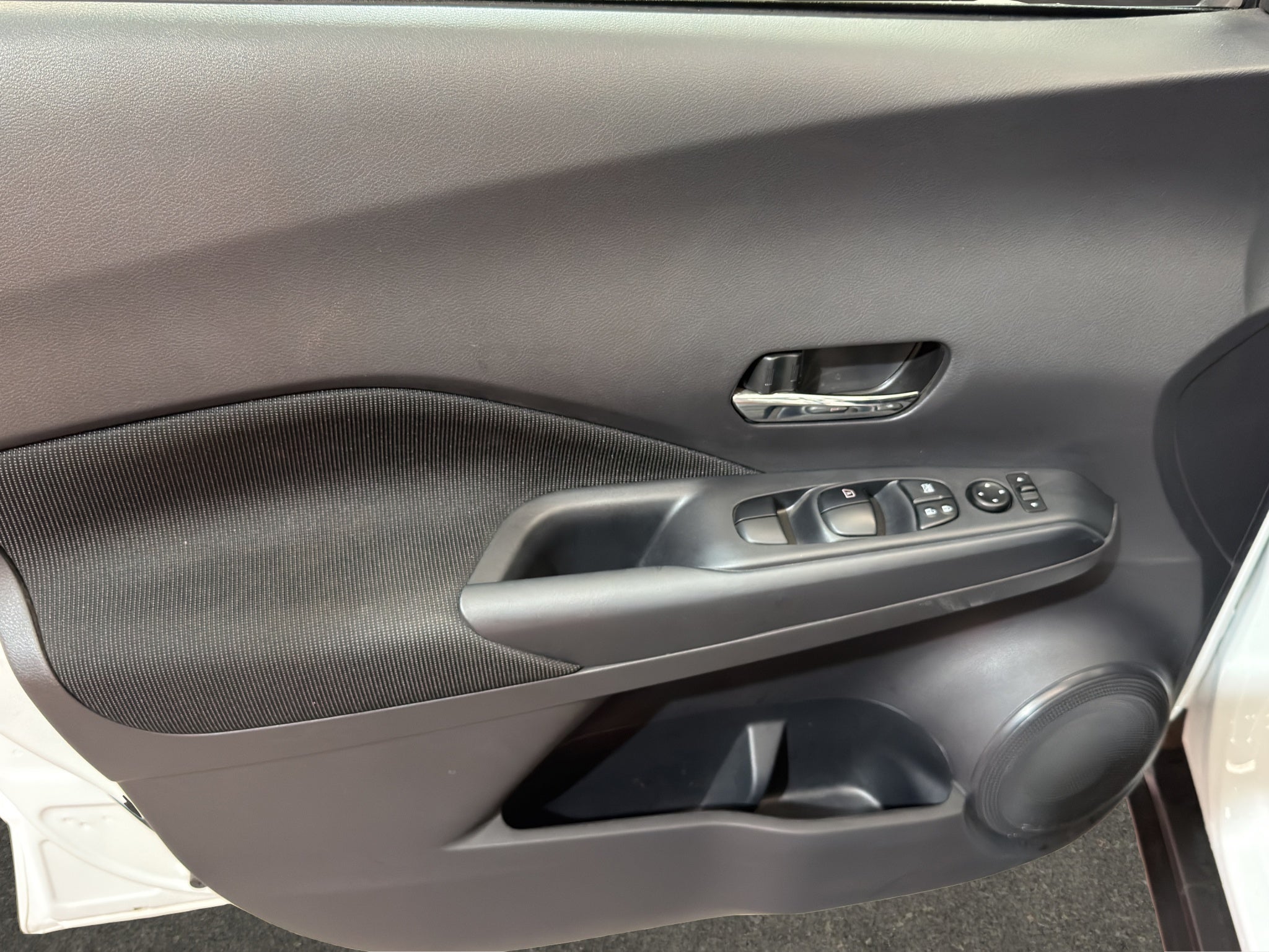 2025 Nissan Kicks VUD 5 pts. Play Advance, 1.6l, CVT, RA-17 (línea nueva)