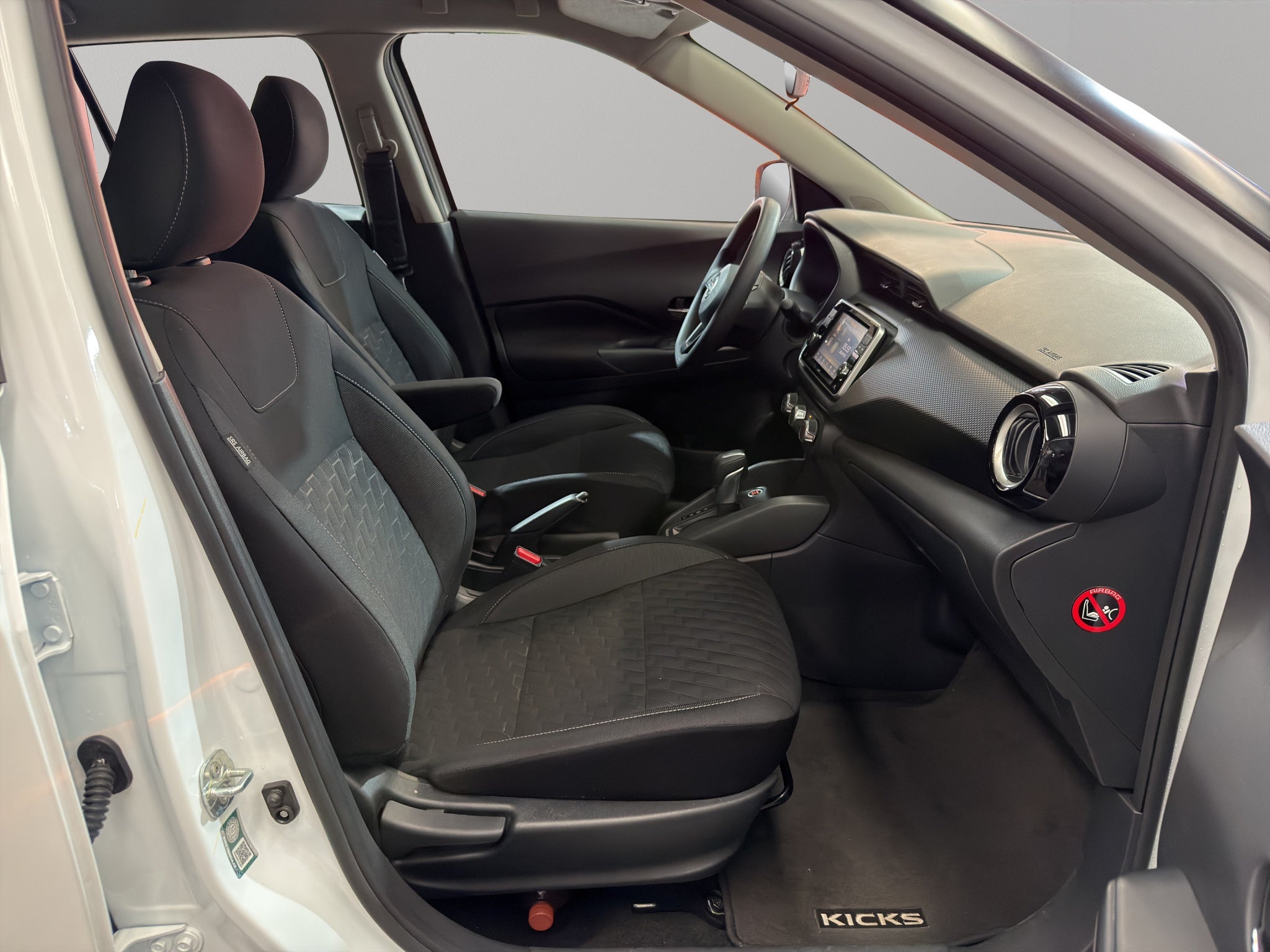 2025 Nissan Kicks VUD 5 pts. Play Advance, 1.6l, CVT, RA-17 (línea nueva)