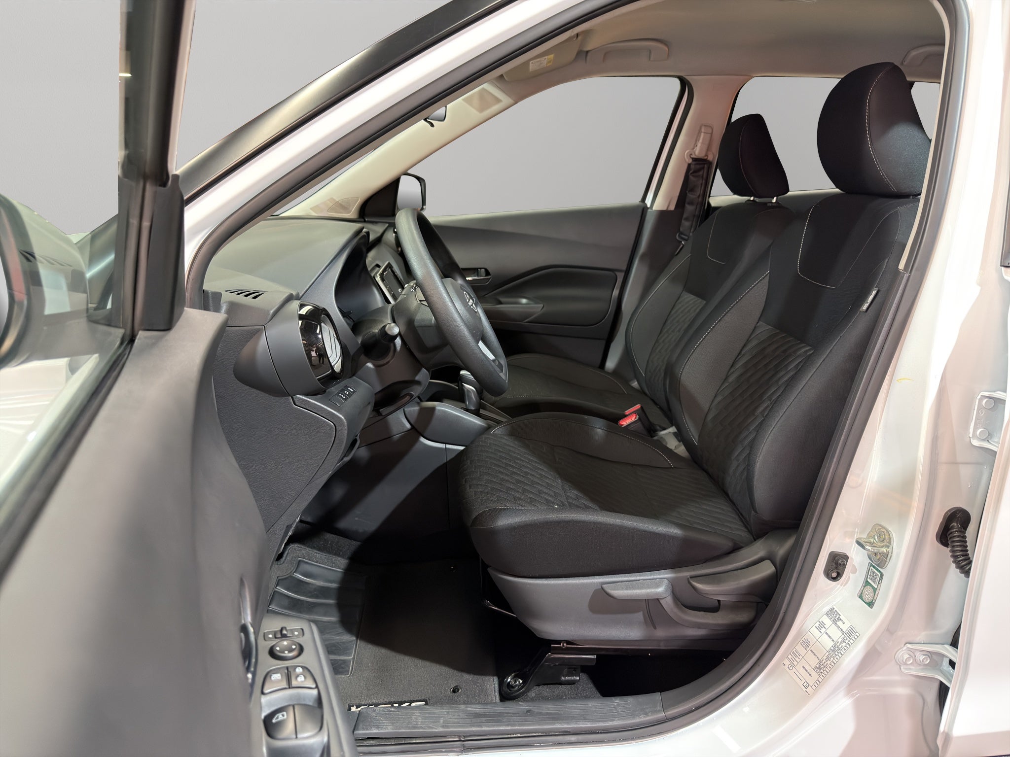 2025 Nissan Kicks VUD 5 pts. Play Advance, 1.6l, CVT, RA-17 (línea nueva)