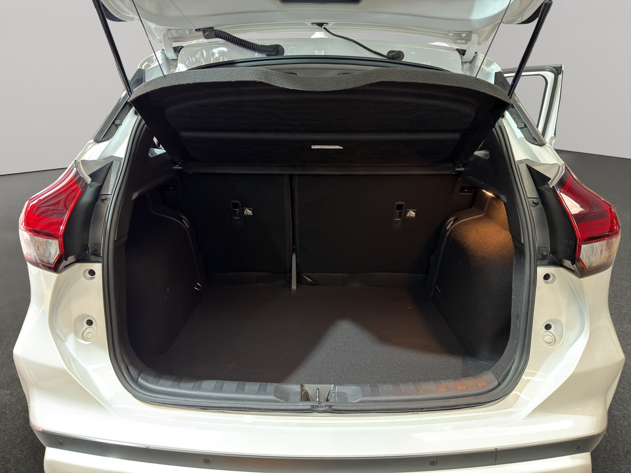 2025 Nissan Kicks VUD 5 pts. Play Advance, 1.6l, CVT, RA-17 (línea nueva)