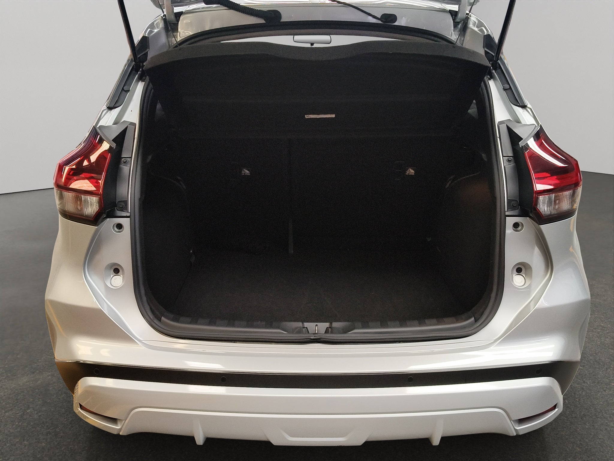 2023 Nissan Kicks VUD 5 pts. Platinum, 1.6l, TA, a/ac. Aut., piel, GPS, RA-18