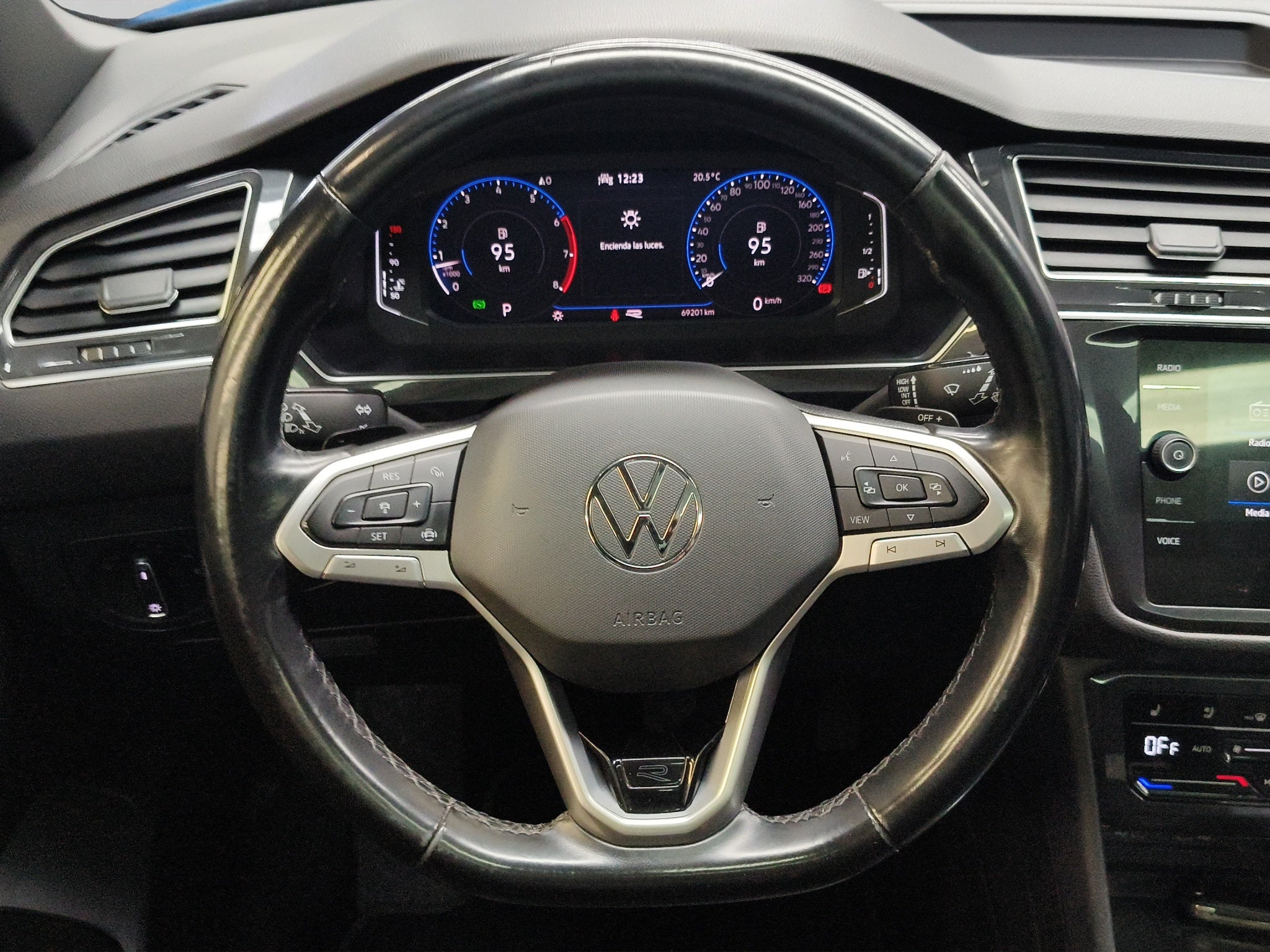 2024 Volkswagen Tiguan VUD 5 pts. R-Line, 1.4T, DSG, piel, QCP, f. led, RA-19 (línea anterior)