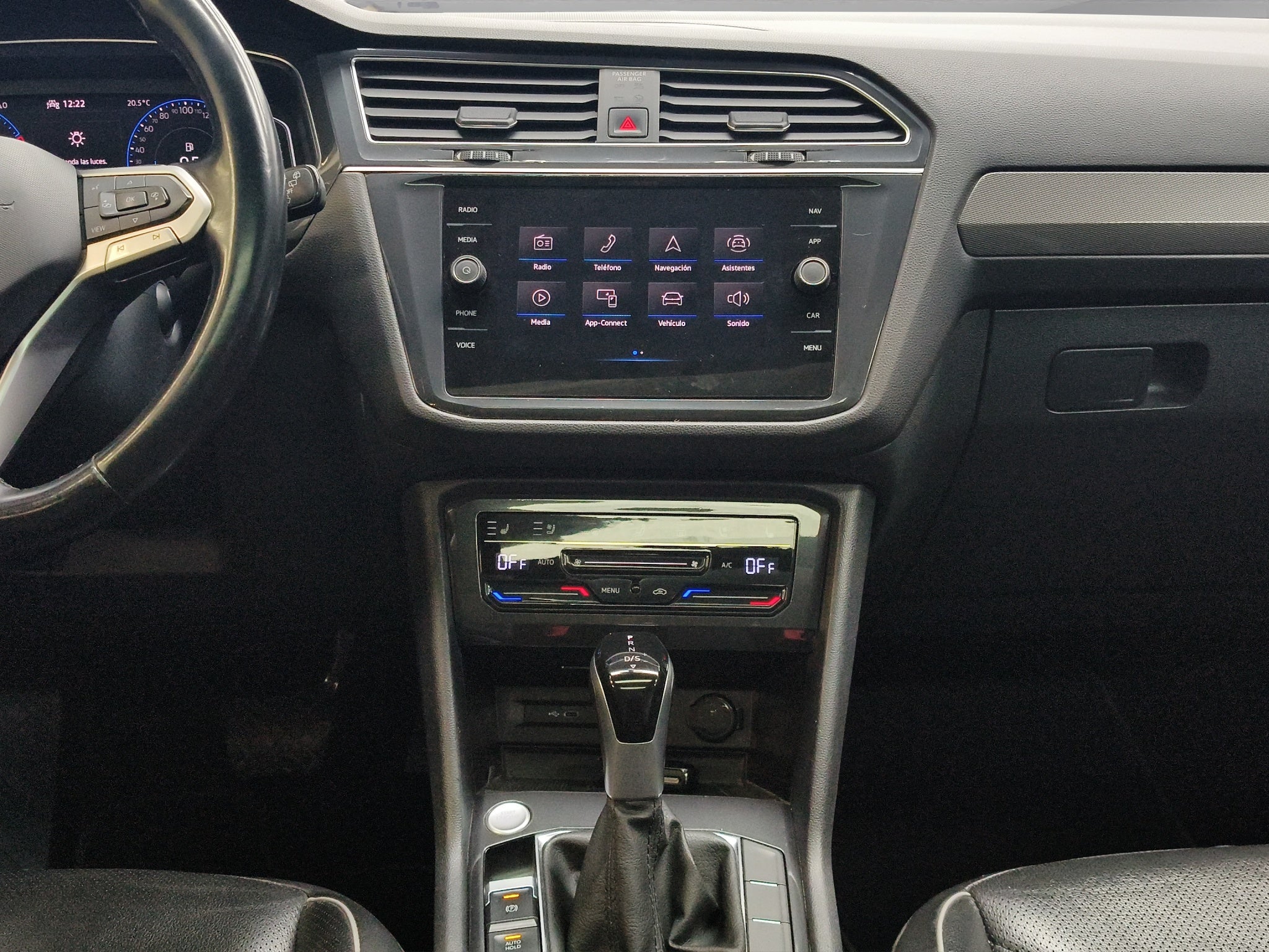 2024 Volkswagen Tiguan VUD 5 pts. R-Line, 1.4T, DSG, piel, QCP, f. led, RA-19 (línea anterior)