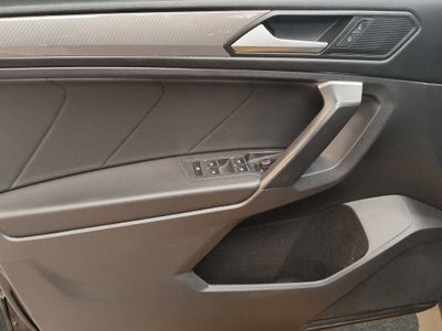 2024 Volkswagen Tiguan VUD 5 pts. R-Line, 1.4T, DSG, piel, QCP, f. led, RA-19 (línea anterior)