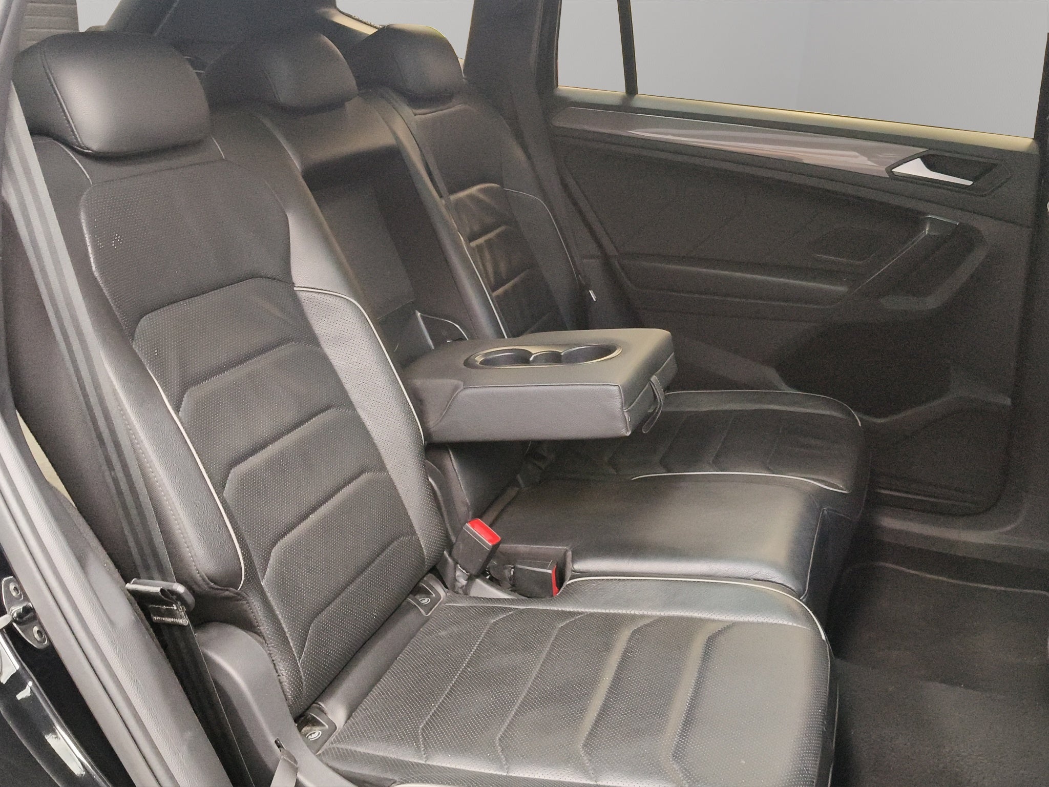 2024 Volkswagen Tiguan VUD 5 pts. R-Line, 1.4T, DSG, piel, QCP, f. led, RA-19 (línea anterior)